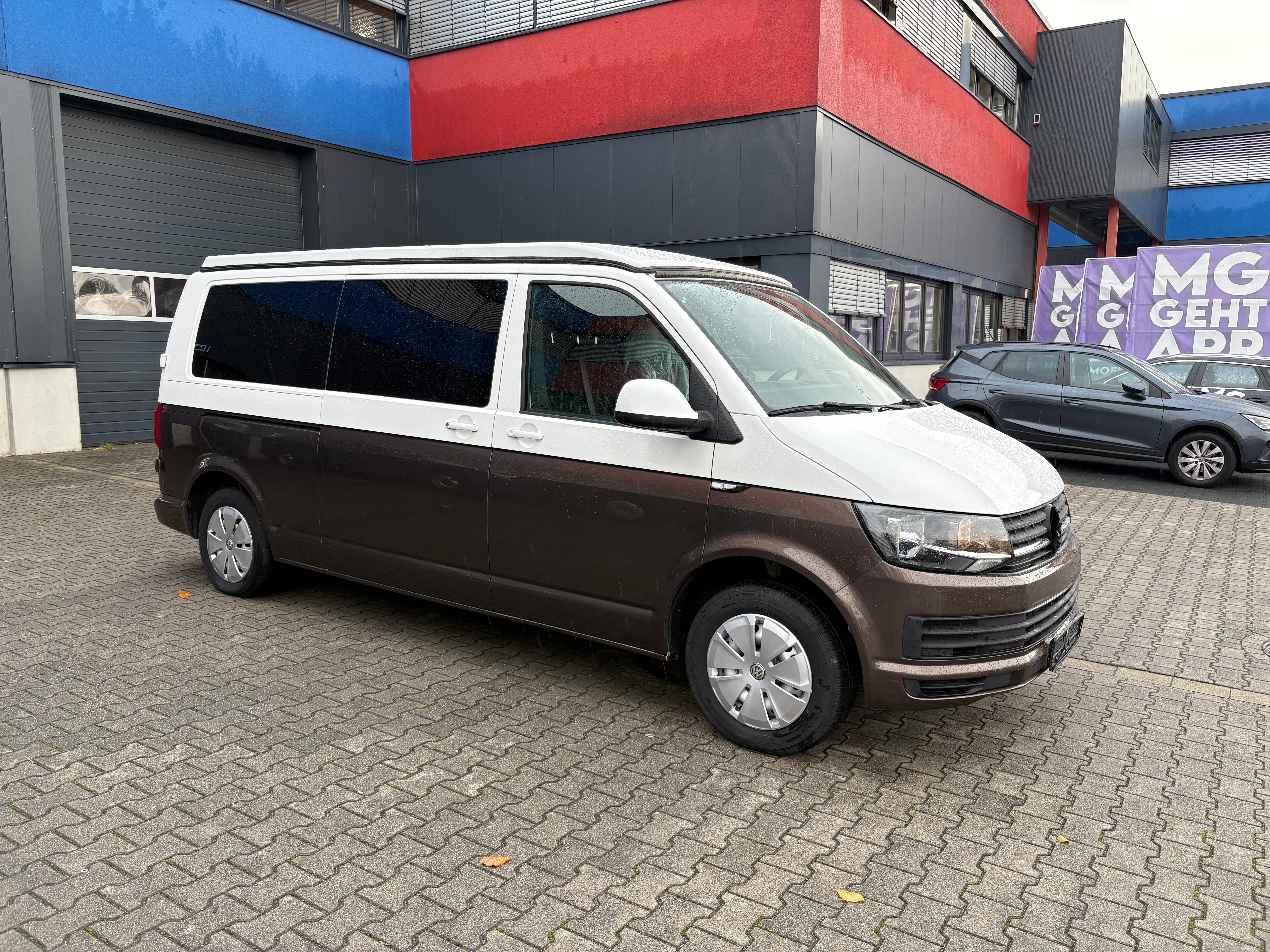 T6 Camper mit Toilette 2.0 TDI 102PS unfallfrei | Wohnmobil mit Hubdach Schlafdach, Zweifarbig, PDC, Rückfahrkamera | Campervan Umbau 5 Sitzer