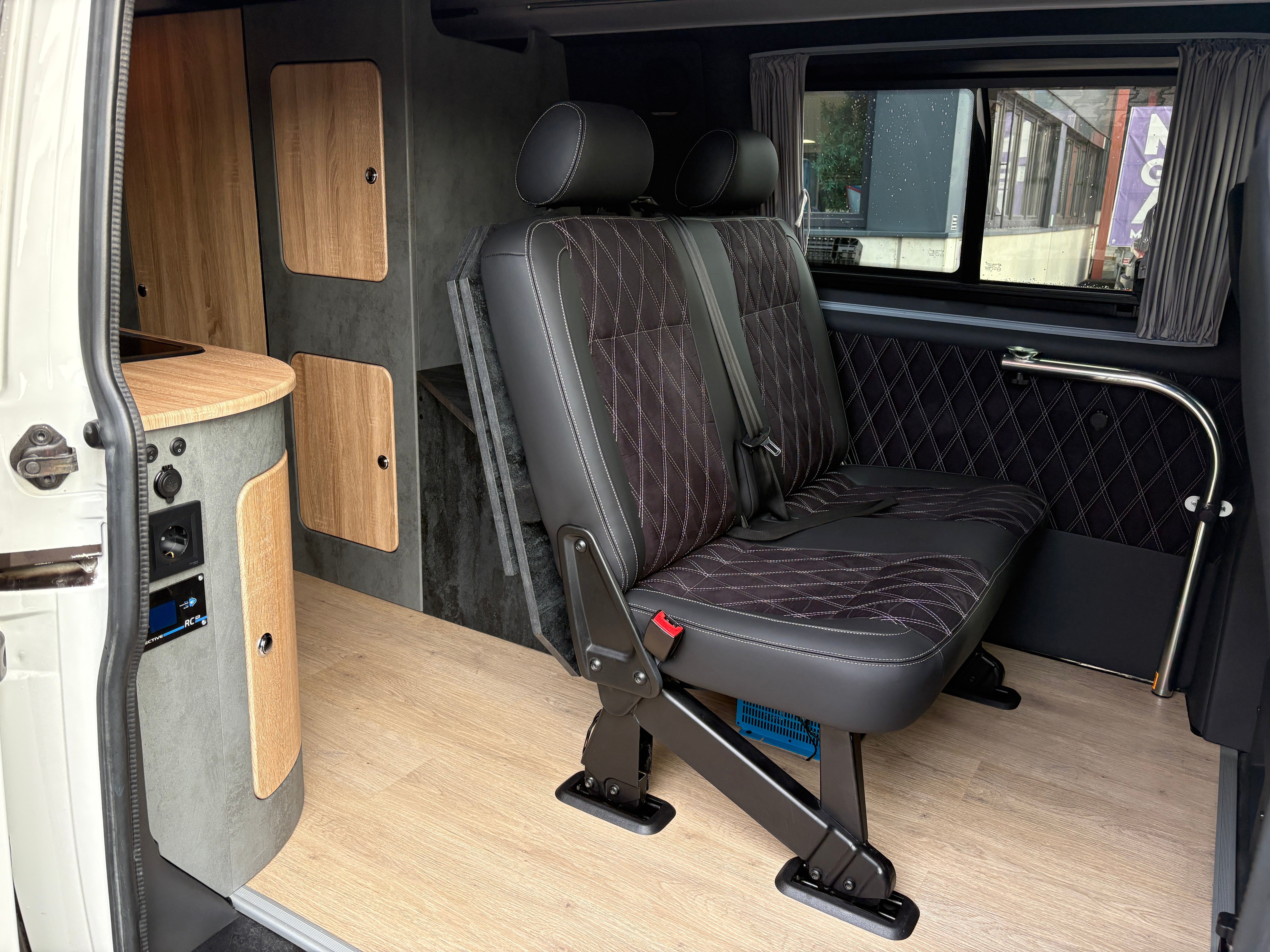 T6 Camper mit Toilette 2.0 TDI 102PS unfallfrei | Wohnmobil mit Hubdach Schlafdach, Zweifarbig, PDC, Rückfahrkamera | Campervan Umbau 5 Sitzer