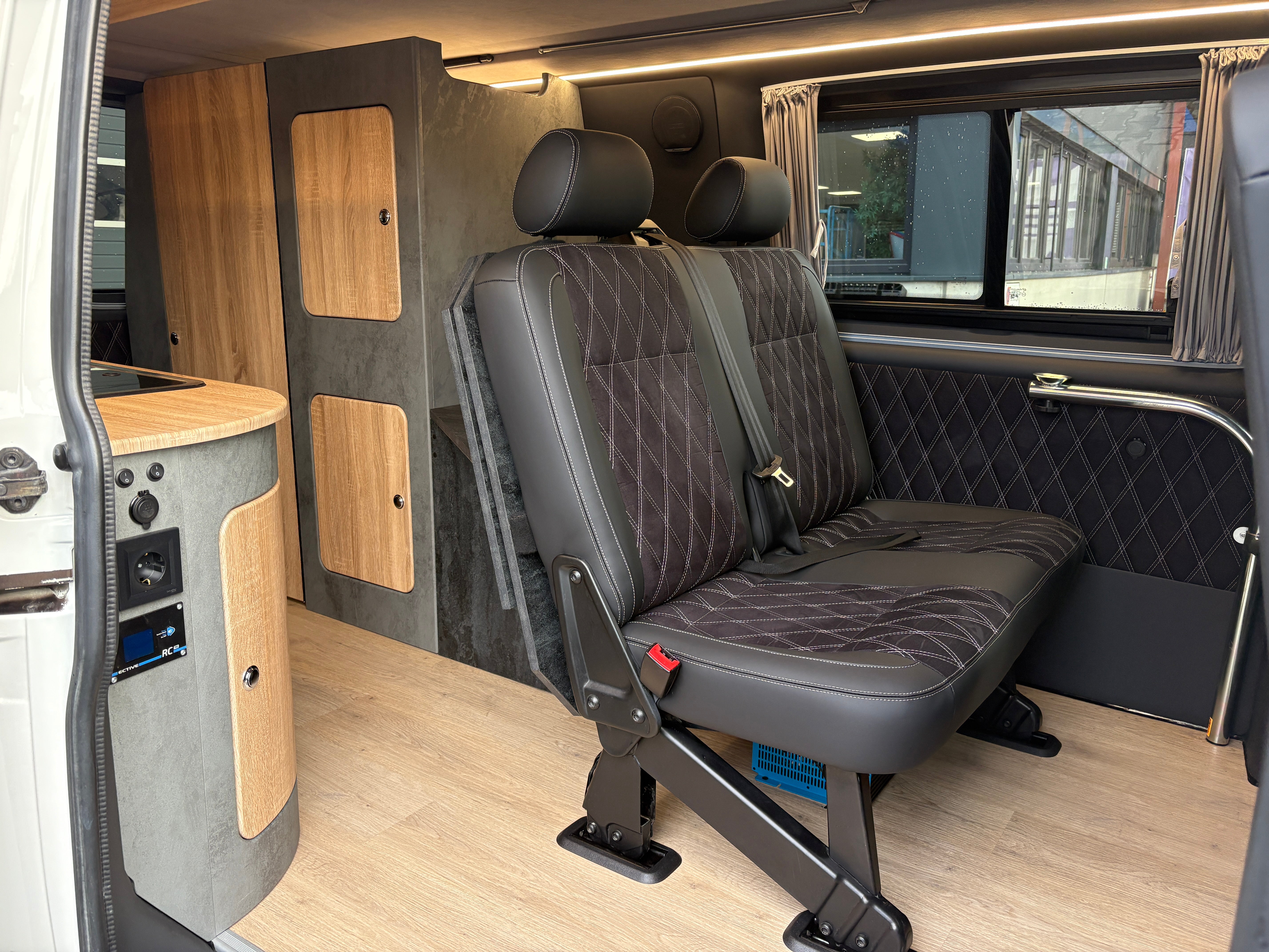 T6 Camper mit Toilette 2.0 TDI 102PS unfallfrei | Wohnmobil mit Hubdach Schlafdach, Zweifarbig, PDC, Rückfahrkamera | Campervan Umbau 5 Sitzer