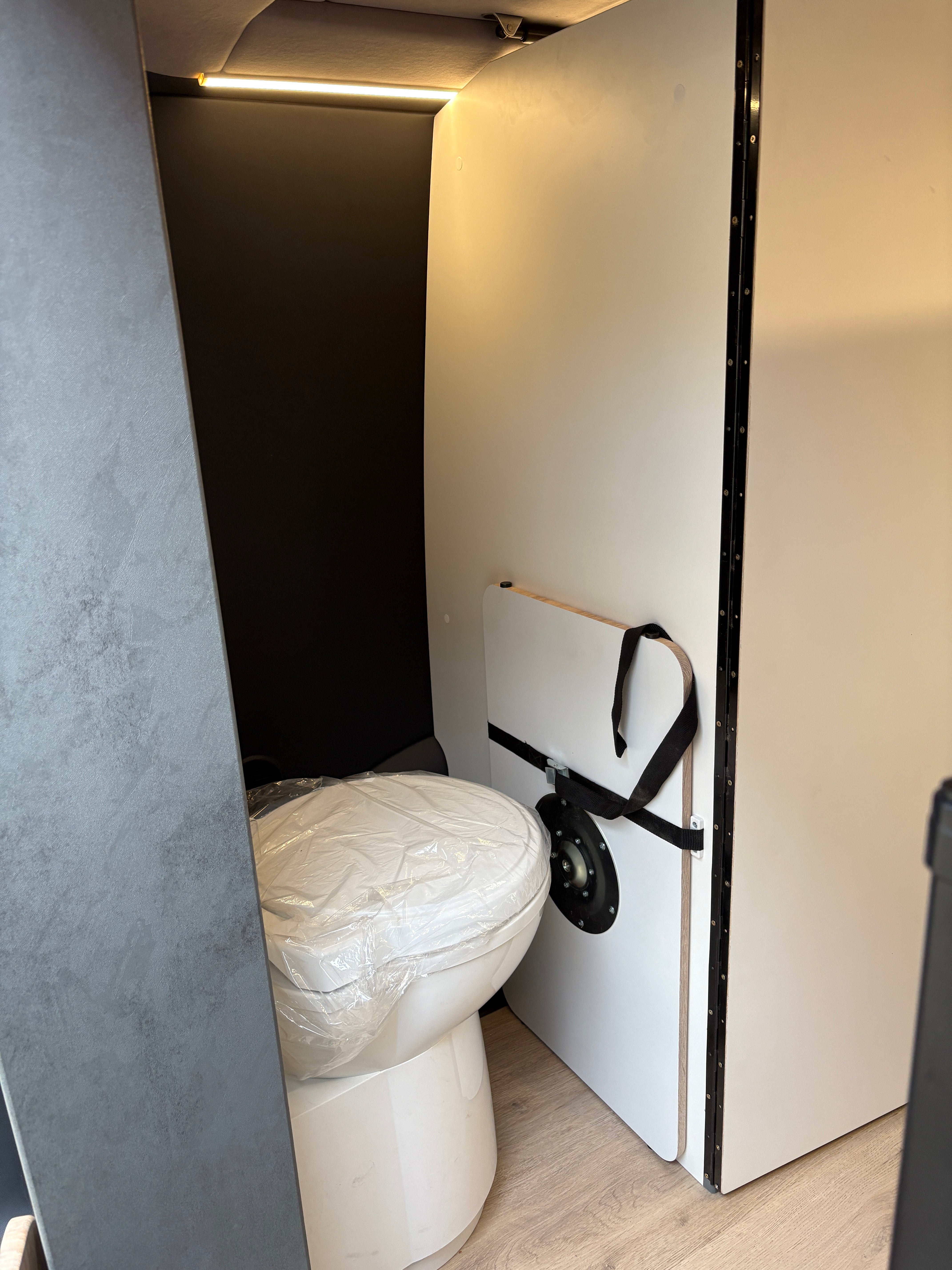 T6 Camper mit Toilette 2.0 TDI 102PS unfallfrei | Wohnmobil mit Hubdach Schlafdach, Zweifarbig, PDC, Rückfahrkamera | Campervan Umbau 5 Sitzer