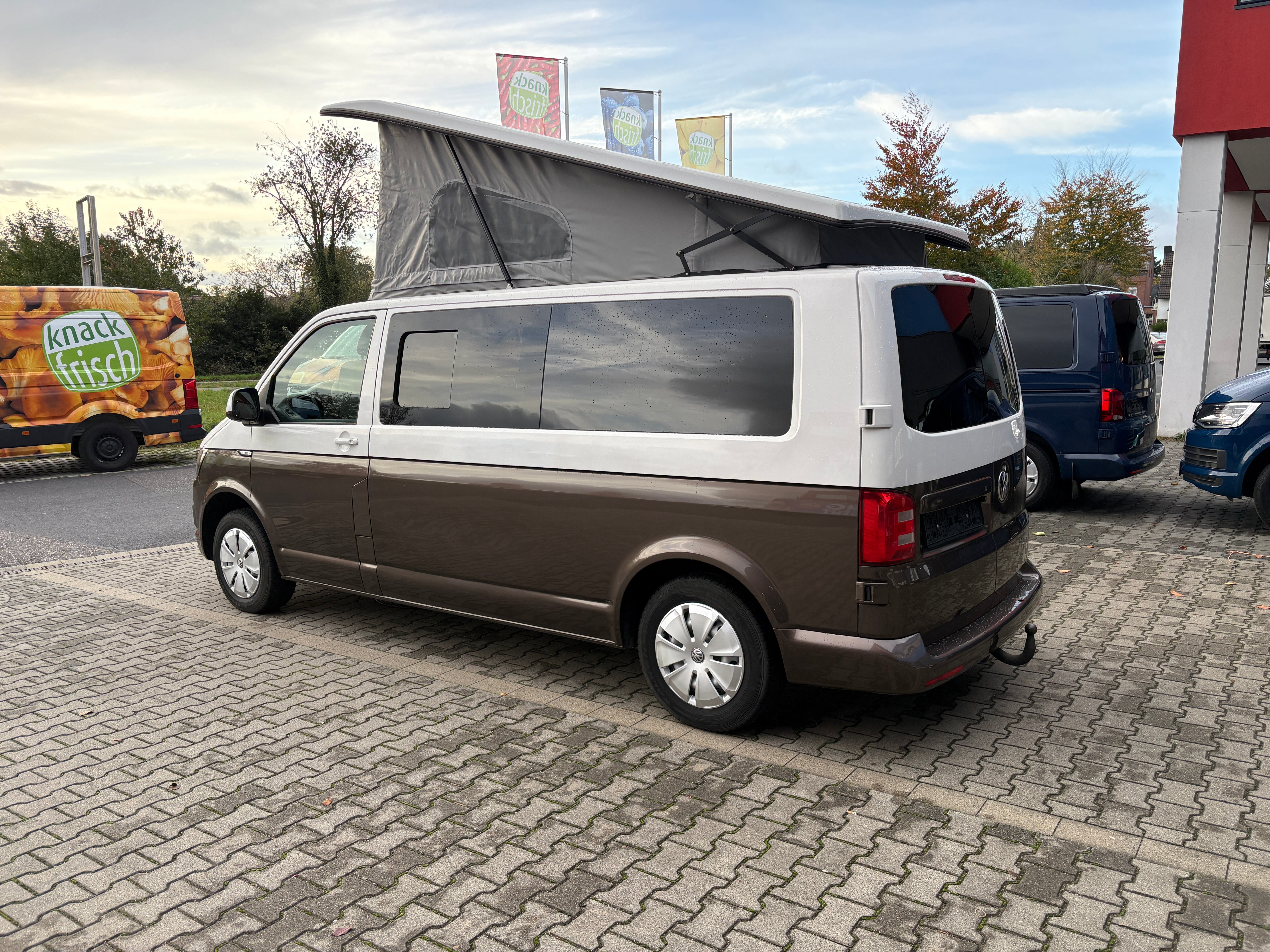 T6 Camper mit Toilette 2.0 TDI 102PS unfallfrei | Wohnmobil mit Hubdach Schlafdach, Zweifarbig, PDC, Rückfahrkamera | Campervan Umbau 5 Sitzer