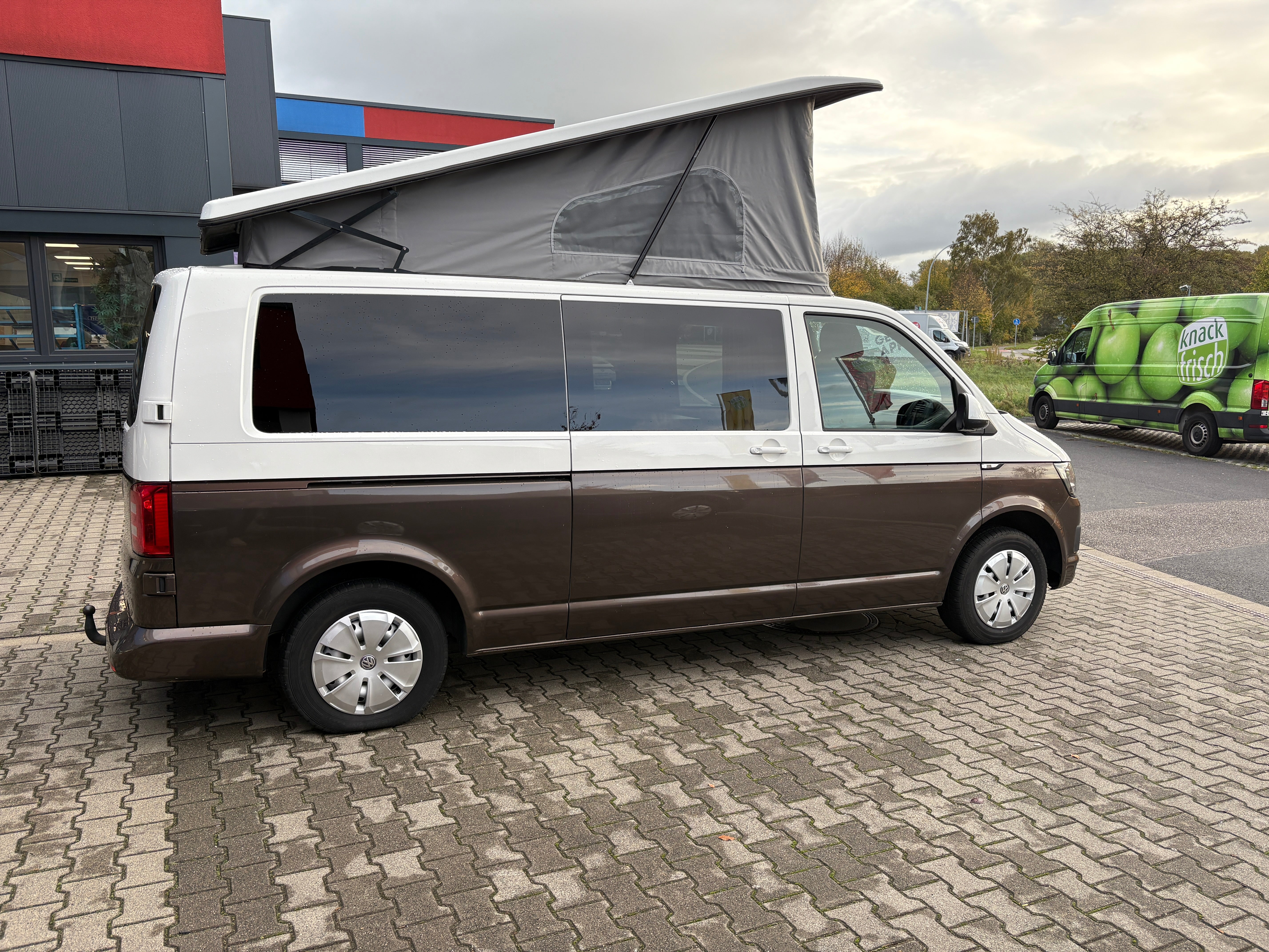 T6 Camper mit Toilette 2.0 TDI 102PS unfallfrei | Wohnmobil mit Hubdach Schlafdach, Zweifarbig, PDC, Rückfahrkamera | Campervan Umbau 5 Sitzer