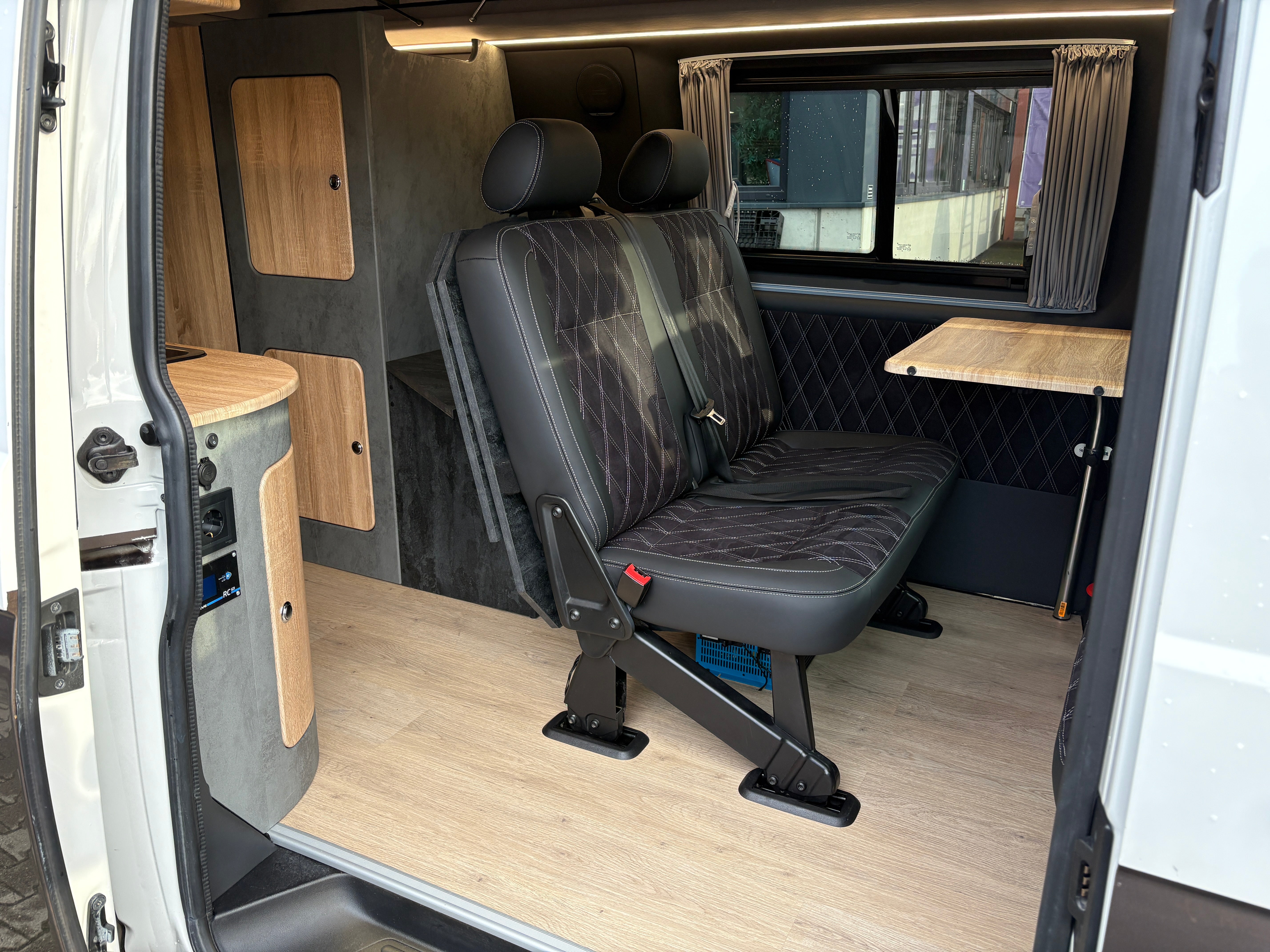 T6 Camper mit Toilette 2.0 TDI 102PS unfallfrei | Wohnmobil mit Hubdach Schlafdach, Zweifarbig, PDC, Rückfahrkamera | Campervan Umbau 5 Sitzer