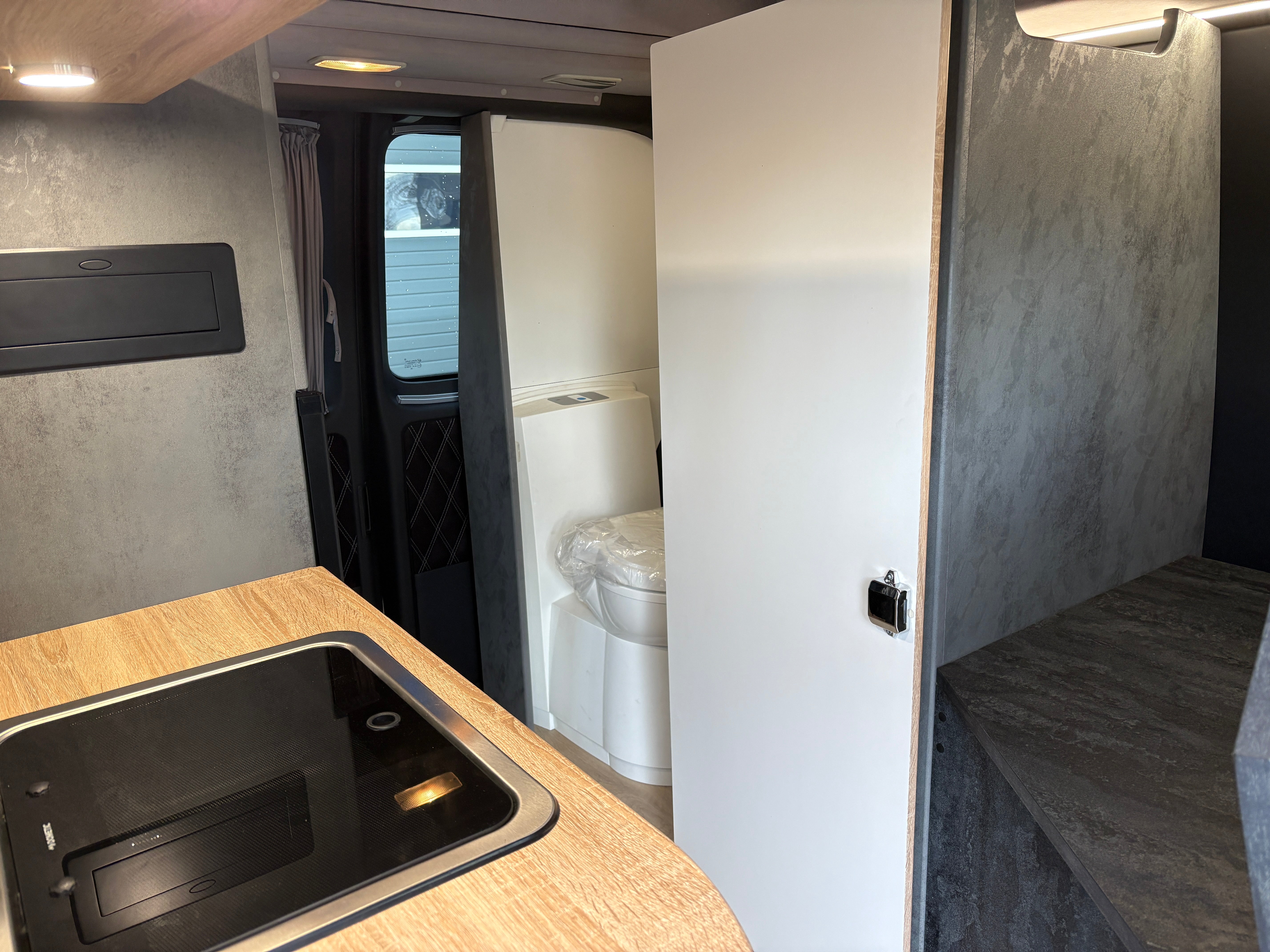 T6 Camper mit Toilette 2.0 TDI 102PS unfallfrei | Wohnmobil mit Hubdach Schlafdach, Zweifarbig, PDC, Rückfahrkamera | Campervan Umbau 5 Sitzer