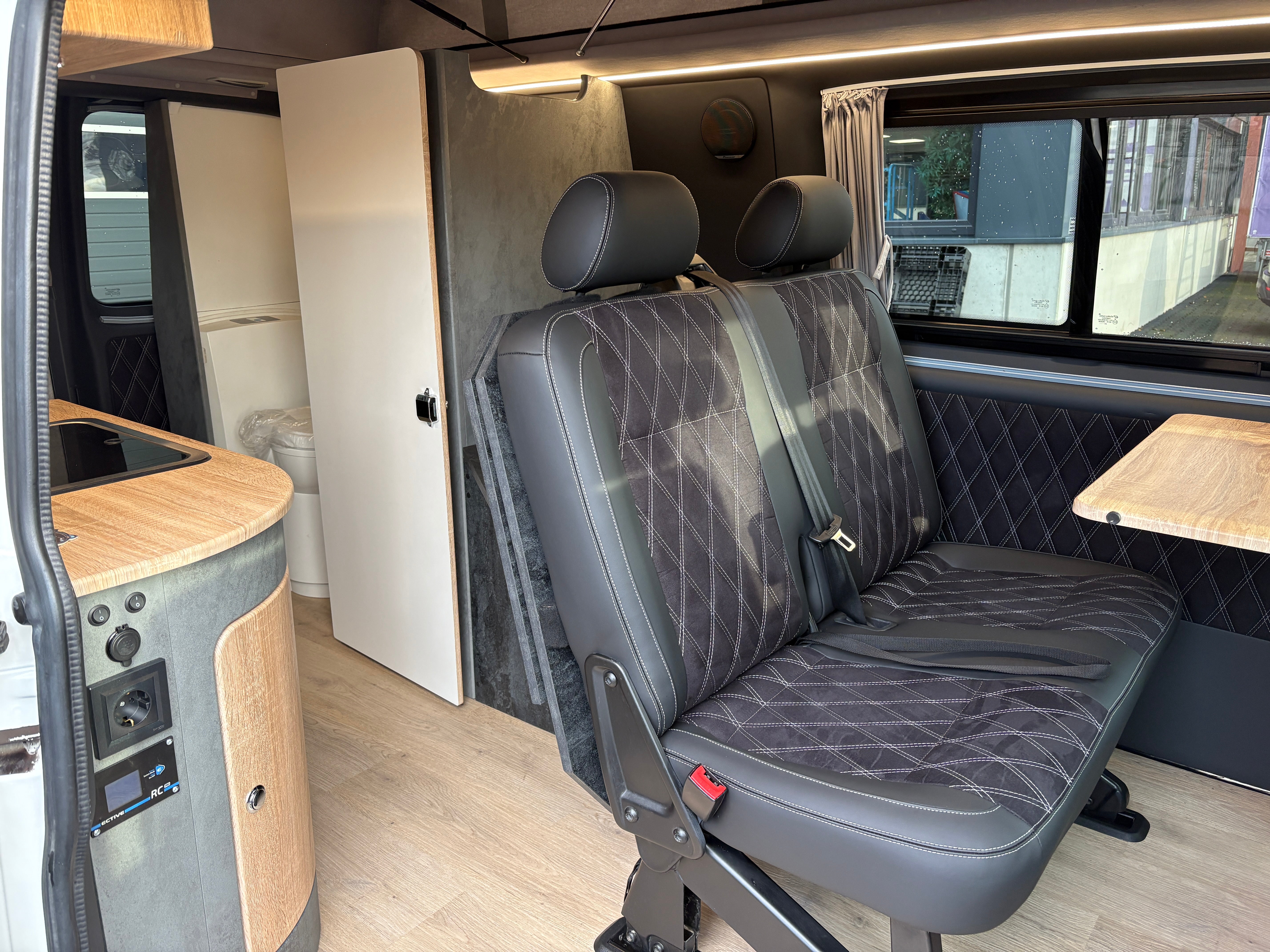 T6 Camper mit Toilette 2.0 TDI 102PS unfallfrei | Wohnmobil mit Hubdach Schlafdach, Zweifarbig, PDC, Rückfahrkamera | Campervan Umbau 5 Sitzer