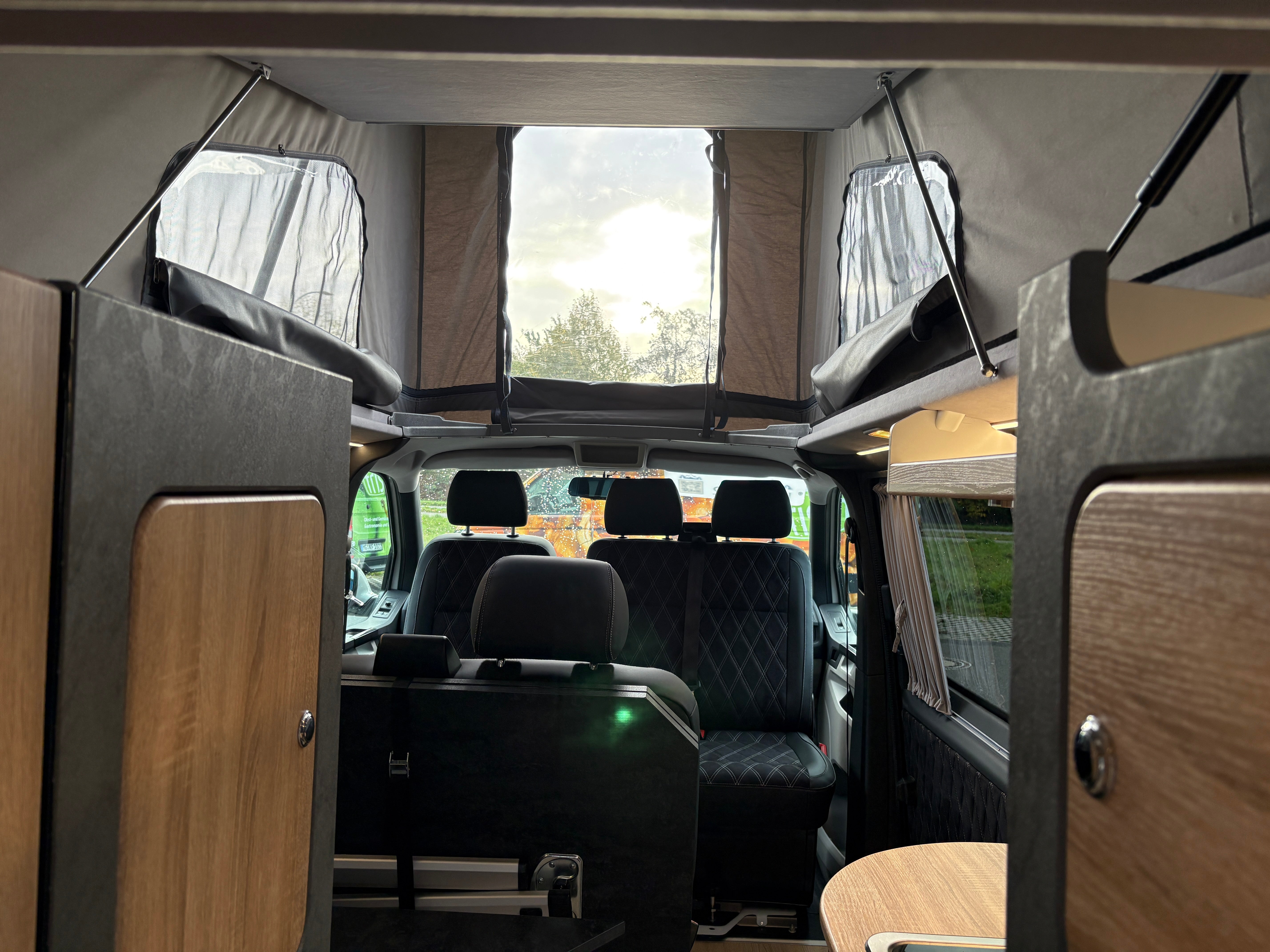 T6 Camper mit Toilette 2.0 TDI 102PS unfallfrei | Wohnmobil mit Hubdach Schlafdach, Zweifarbig, PDC, Rückfahrkamera | Campervan Umbau 5 Sitzer