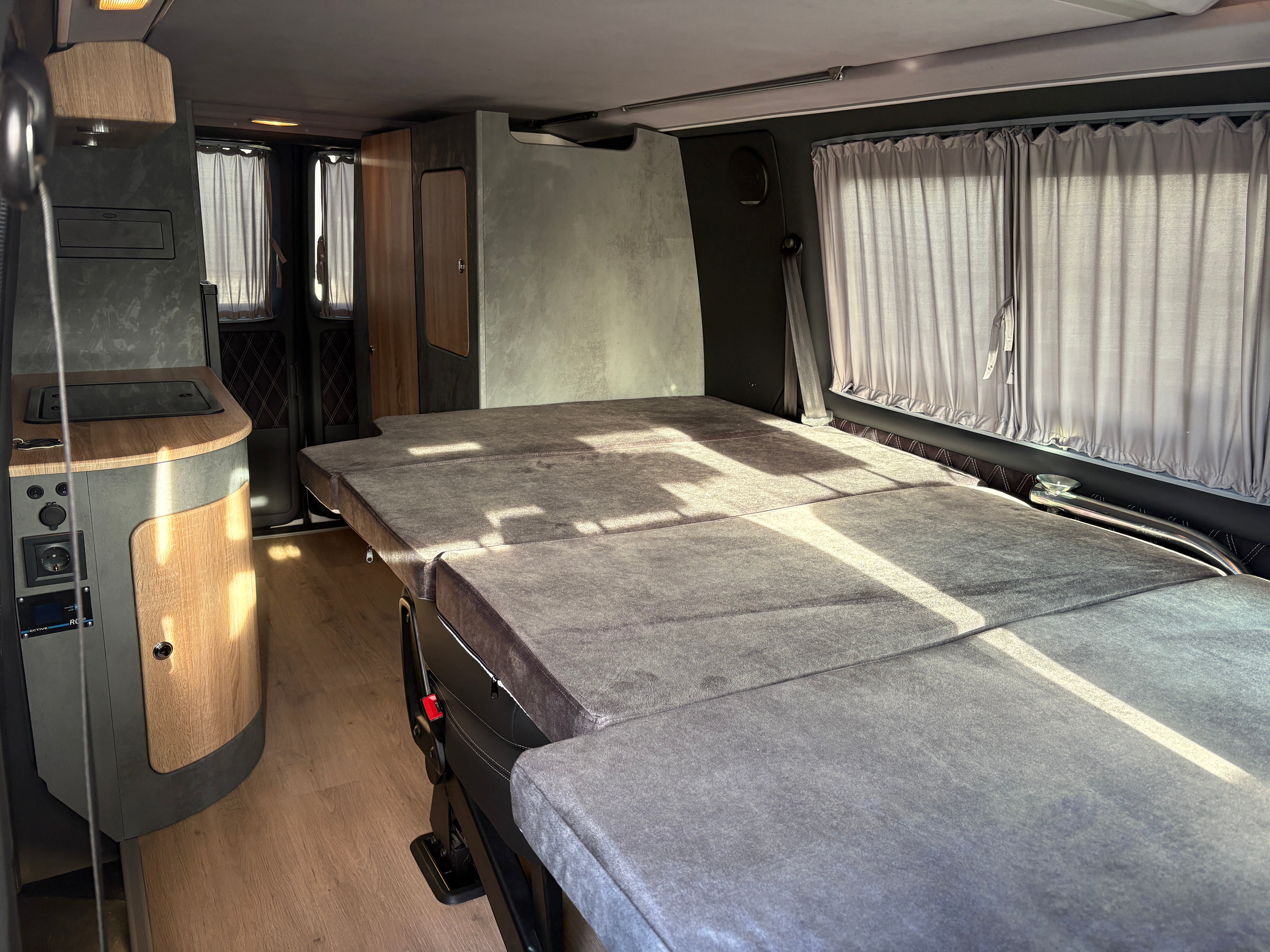 T6 Camper mit Toilette 2.0 TDI 102PS unfallfrei | Wohnmobil mit Hubdach Schlafdach, Zweifarbig, PDC, Rückfahrkamera | Campervan Umbau 5 Sitzer