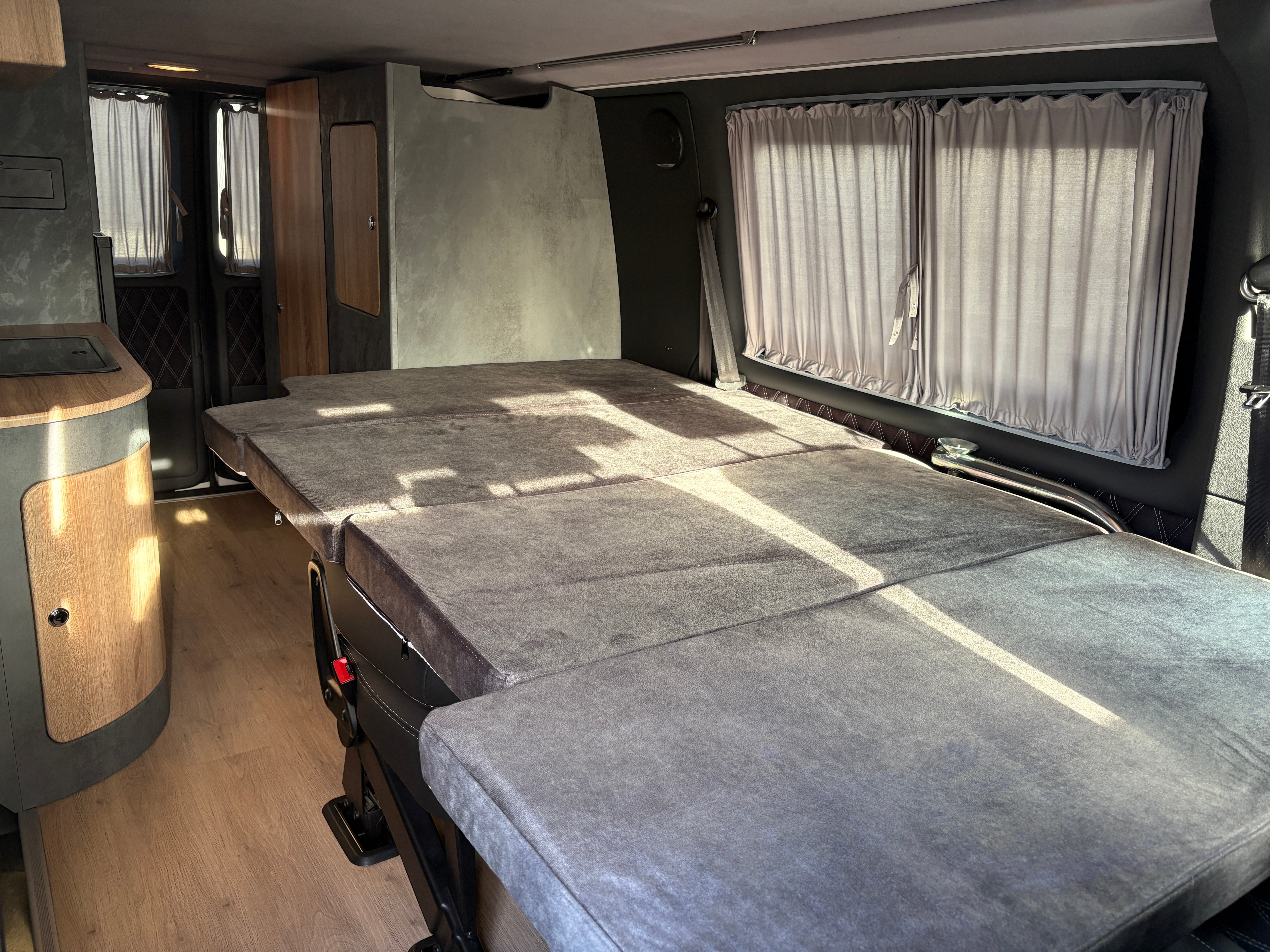 T6 Camper mit Toilette 2.0 TDI 102PS unfallfrei | Wohnmobil mit Hubdach Schlafdach, Zweifarbig, PDC, Rückfahrkamera | Campervan Umbau 5 Sitzer