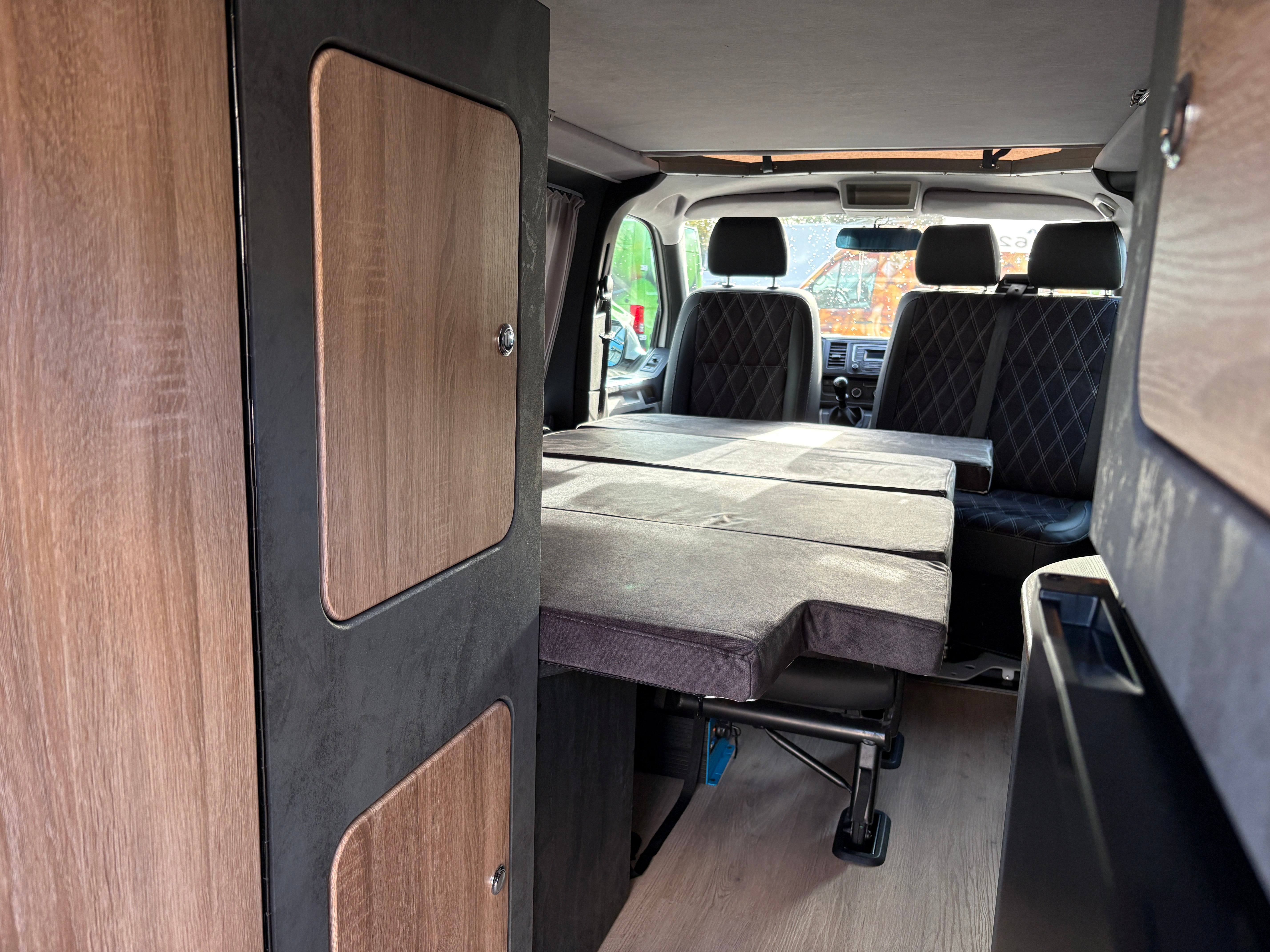 T6 Camper mit Toilette 2.0 TDI 102PS unfallfrei | Wohnmobil mit Hubdach Schlafdach, Zweifarbig, PDC, Rückfahrkamera | Campervan Umbau 5 Sitzer