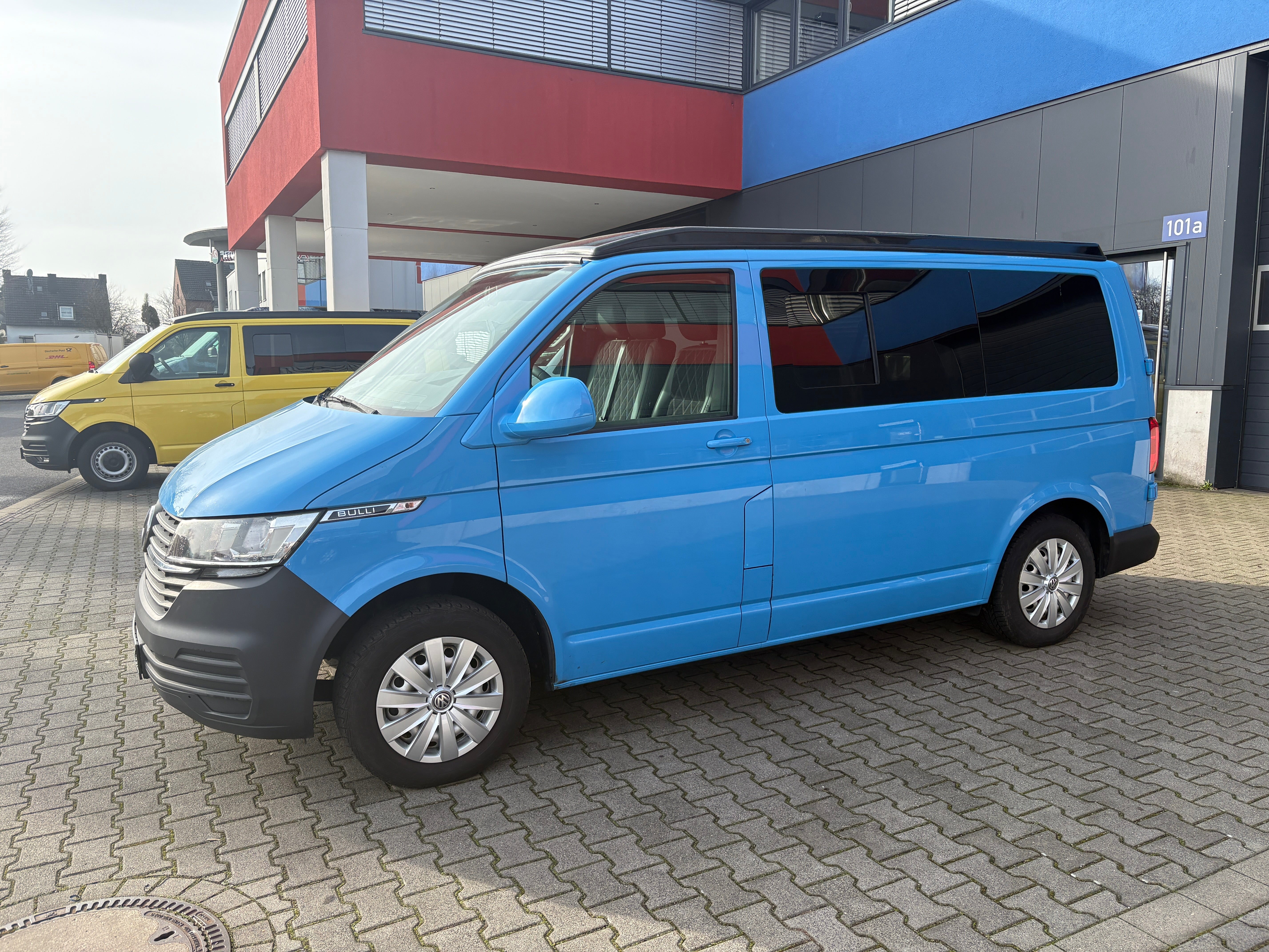 Volkswagen T6.1 Camper mit Schlafdach 2.0 TDI, 110 PS | VW Bulli Wohmobil Campervan | KM-Stand: 117.000 km, EZ: 07.2020, Hellblau | PDC, Anhängerkupplung, Rückfahrkamera | 5 Sitzer