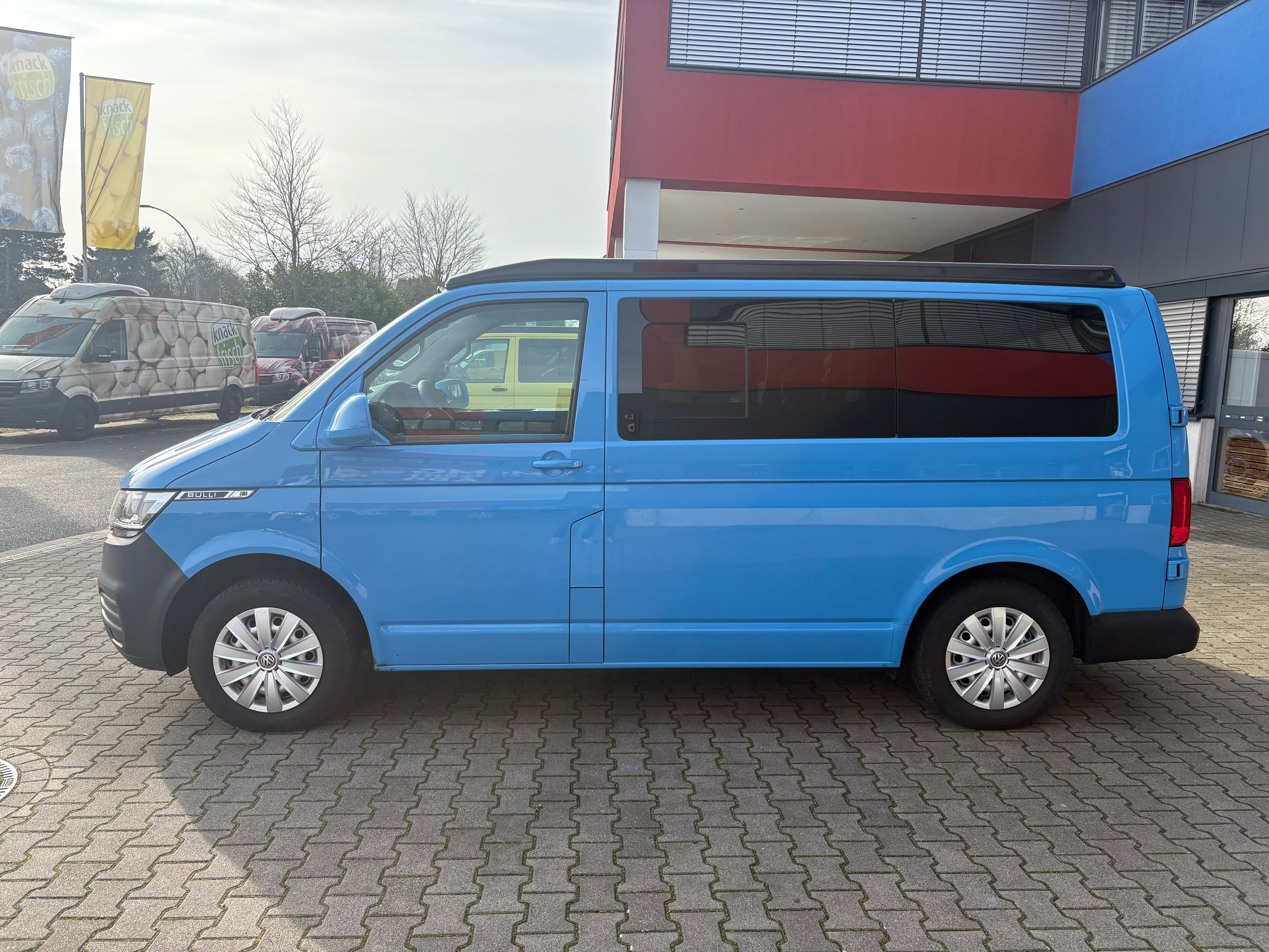 Volkswagen T6.1 Camper mit Schlafdach 2.0 TDI, 110 PS | VW Bulli Wohmobil Campervan | KM-Stand: 117.000 km, EZ: 07.2020, Hellblau | PDC, Anhängerkupplung, Rückfahrkamera | 5 Sitzer