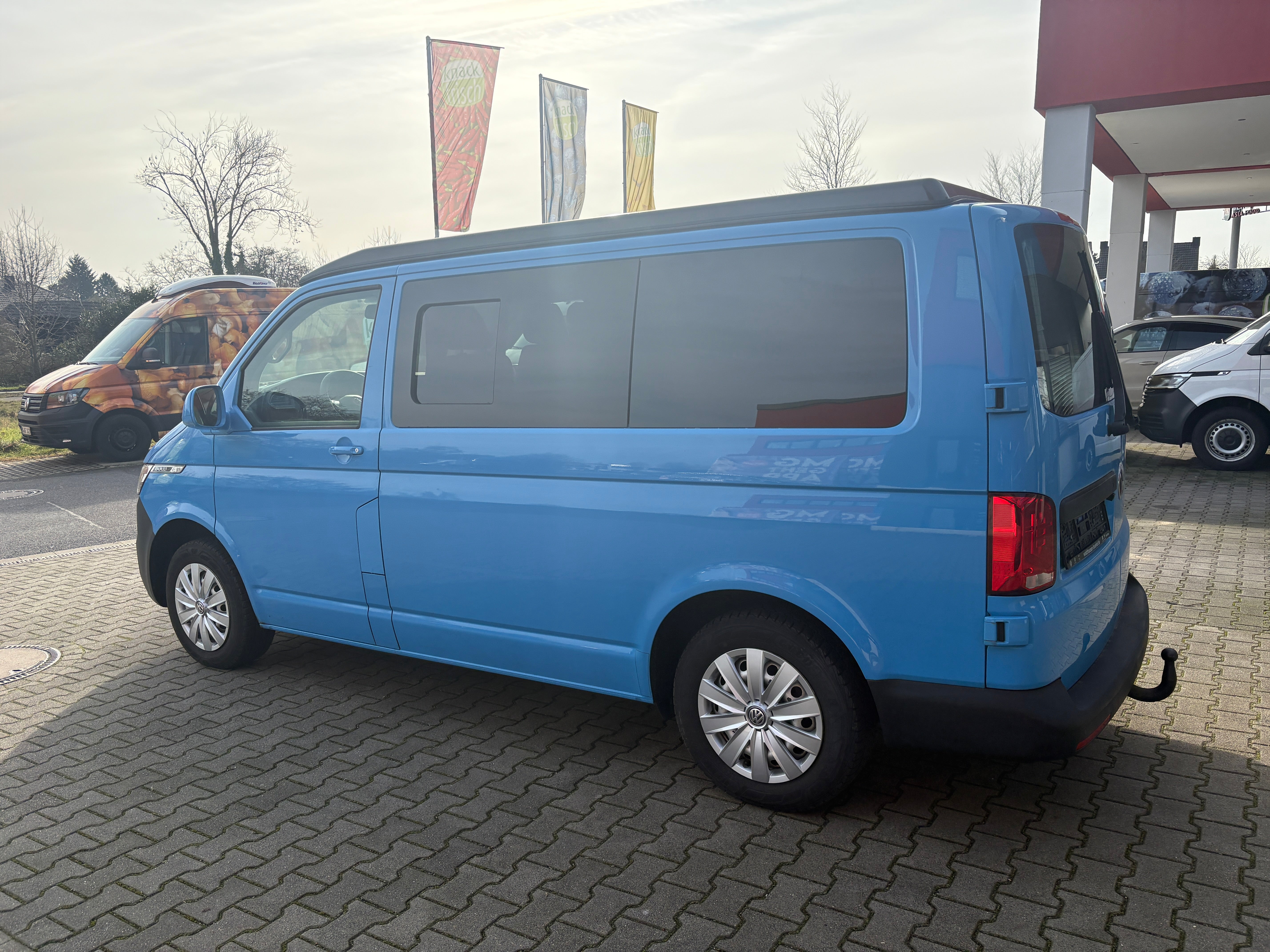 Volkswagen T6.1 Camper mit Schlafdach 2.0 TDI, 110 PS | VW Bulli Wohmobil Campervan | KM-Stand: 117.000 km, EZ: 07.2020, Hellblau | PDC, Anhängerkupplung, Rückfahrkamera | 5 Sitzer