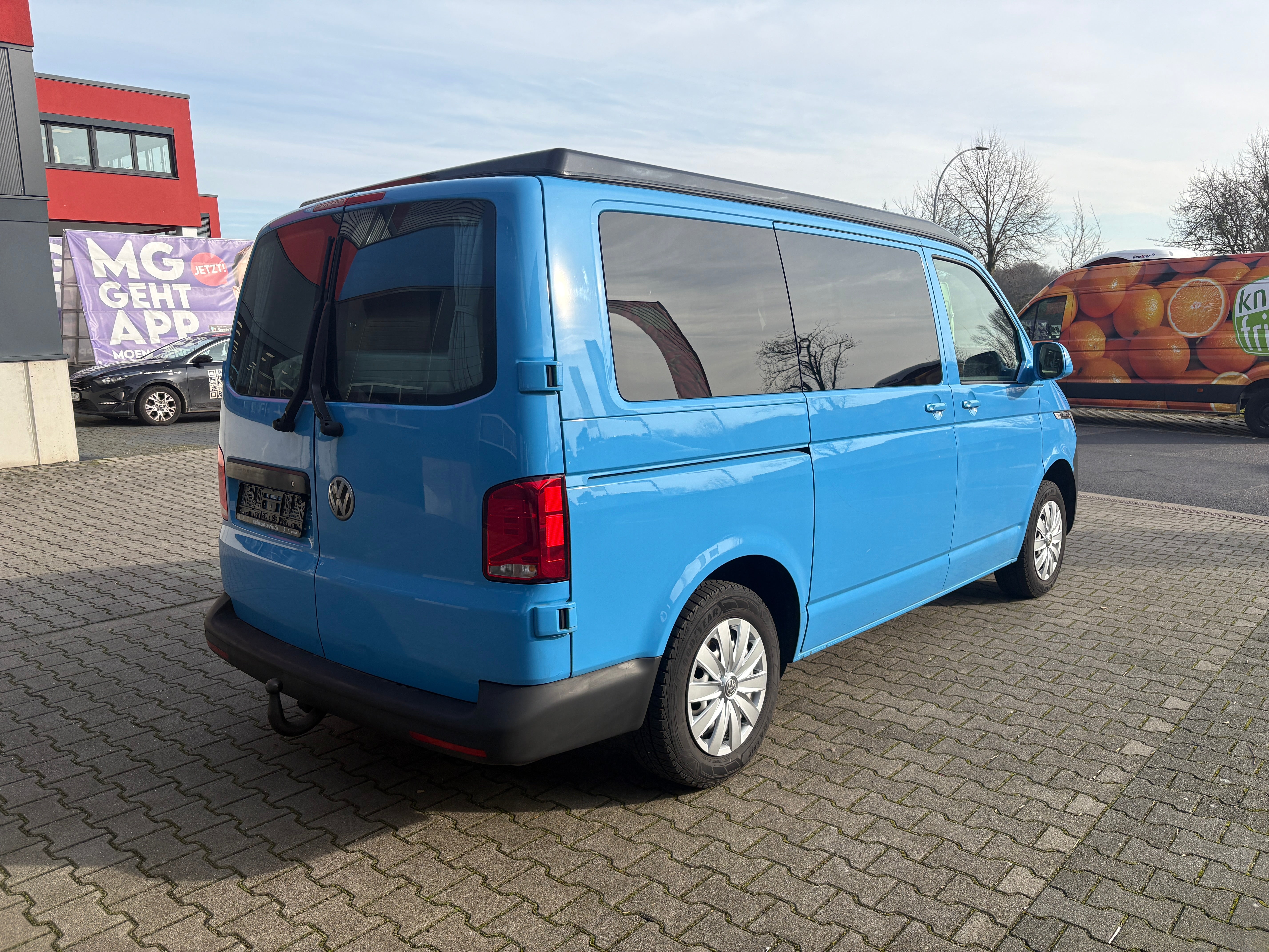 Volkswagen T6.1 Camper mit Schlafdach 2.0 TDI, 110 PS | VW Bulli Wohmobil Campervan | KM-Stand: 117.000 km, EZ: 07.2020, Hellblau | PDC, Anhängerkupplung, Rückfahrkamera | 5 Sitzer