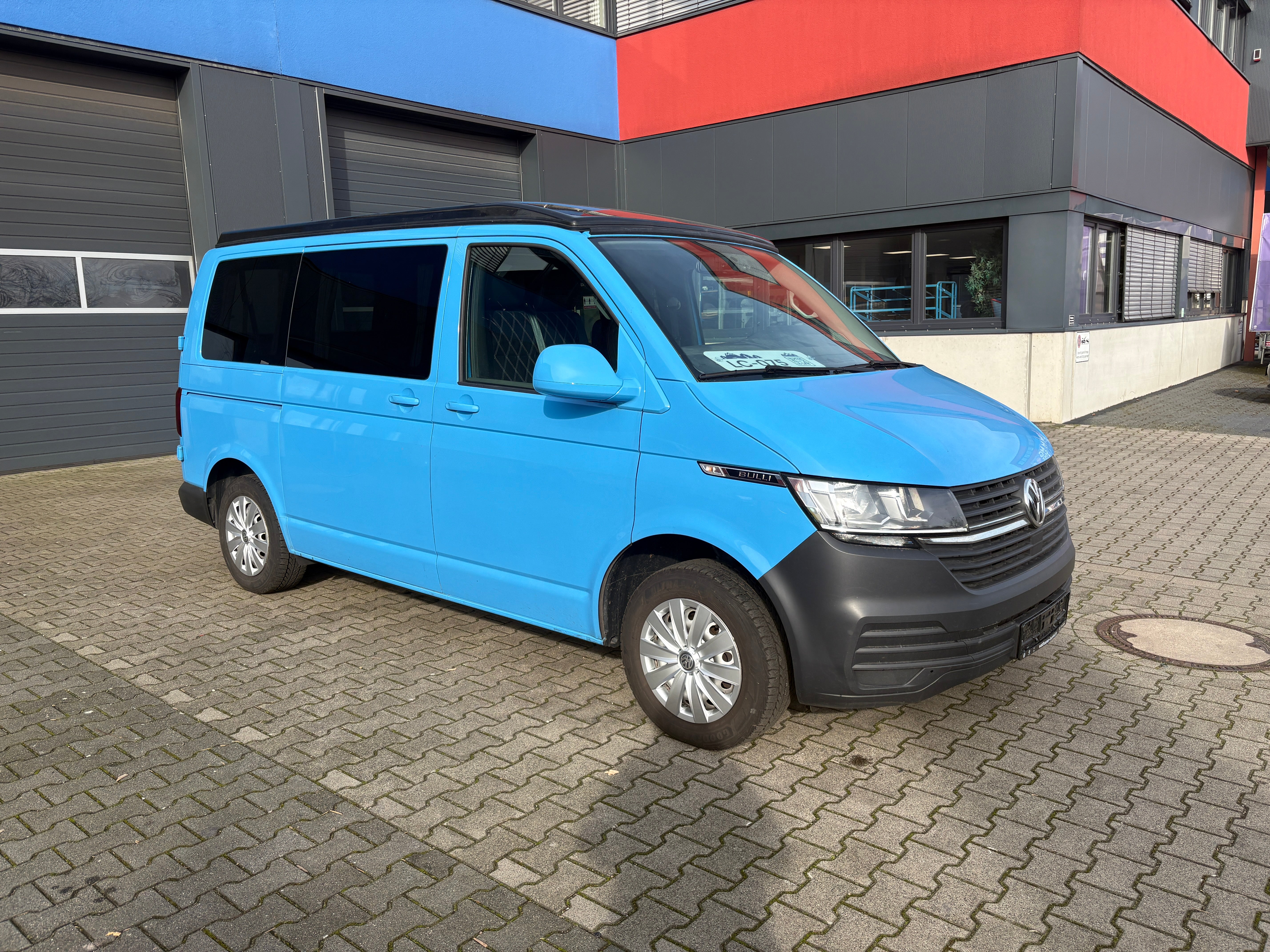 Volkswagen T6.1 Camper mit Schlafdach 2.0 TDI, 110 PS | VW Bulli Wohmobil Campervan | KM-Stand: 117.000 km, EZ: 07.2020, Hellblau | PDC, Anhängerkupplung, Rückfahrkamera | 5 Sitzer