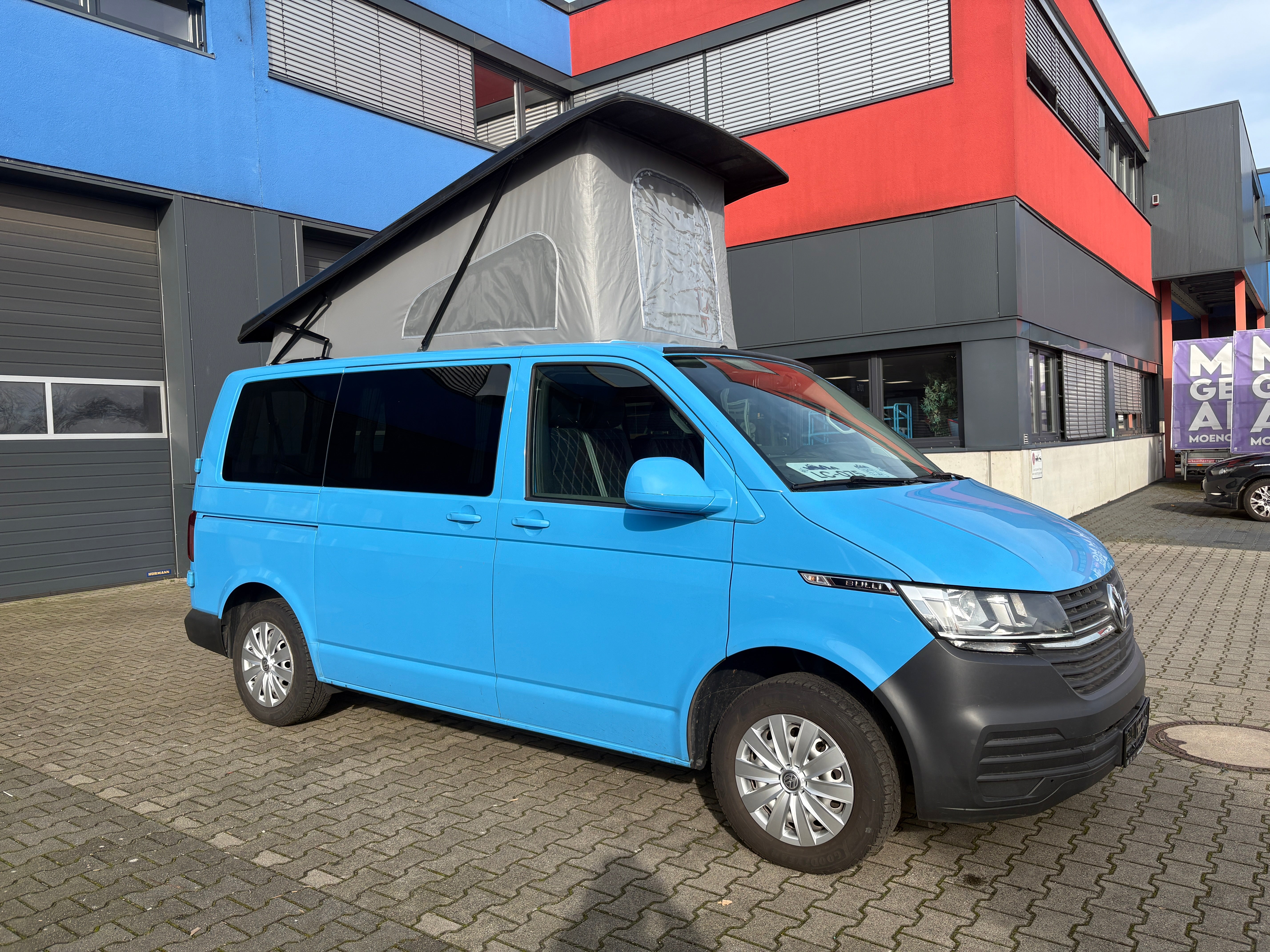 Volkswagen T6.1 Camper mit Schlafdach 2.0 TDI, 110 PS | VW Bulli Wohmobil Campervan | KM-Stand: 117.000 km, EZ: 07.2020, Hellblau | PDC, Anhängerkupplung, Rückfahrkamera | 5 Sitzer