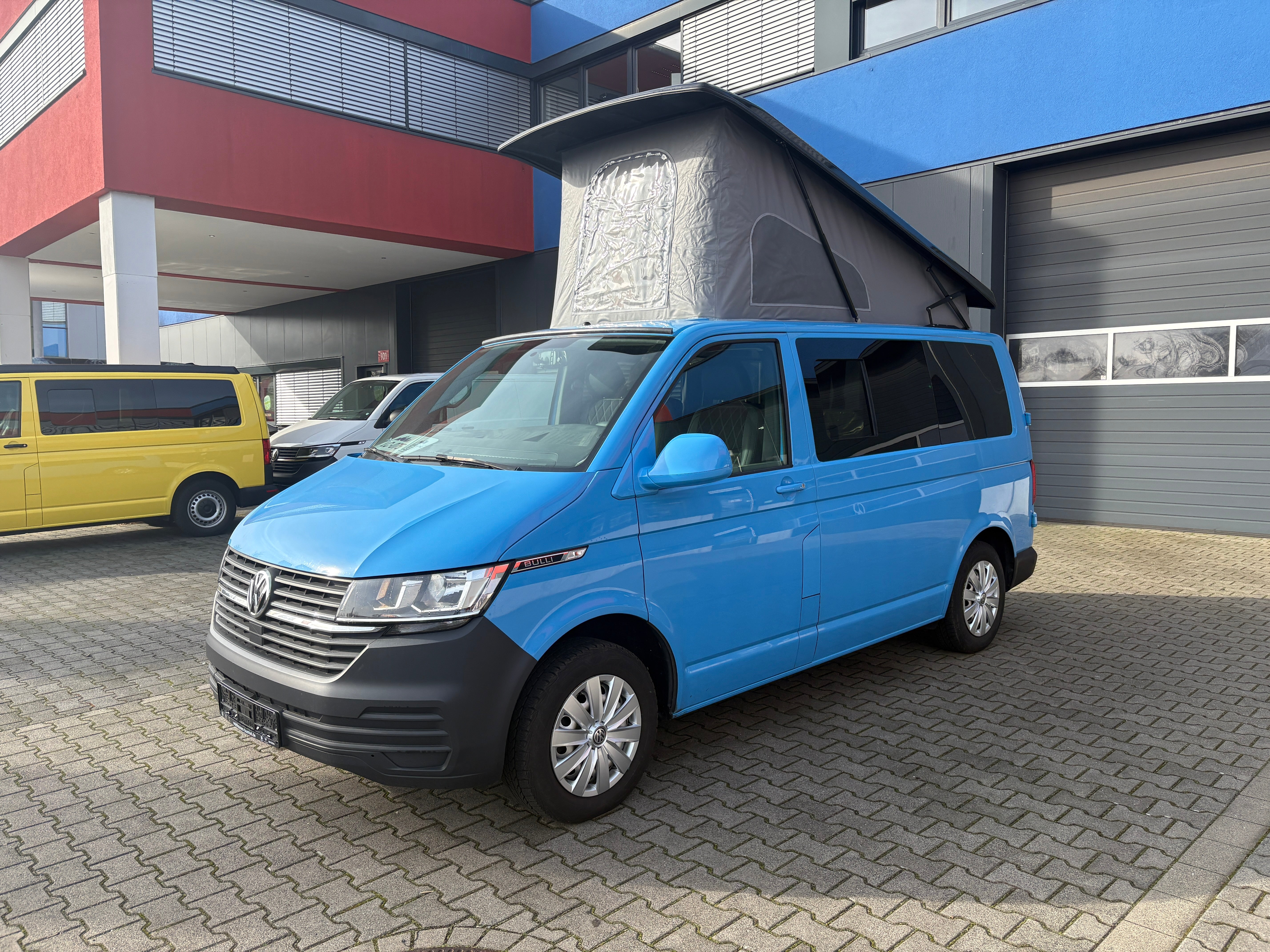 Volkswagen T6.1 Camper mit Schlafdach 2.0 TDI, 110 PS | VW Bulli Wohmobil Campervan | KM-Stand: 117.000 km, EZ: 07.2020, Hellblau | PDC, Anhängerkupplung, Rückfahrkamera | 5 Sitzer
