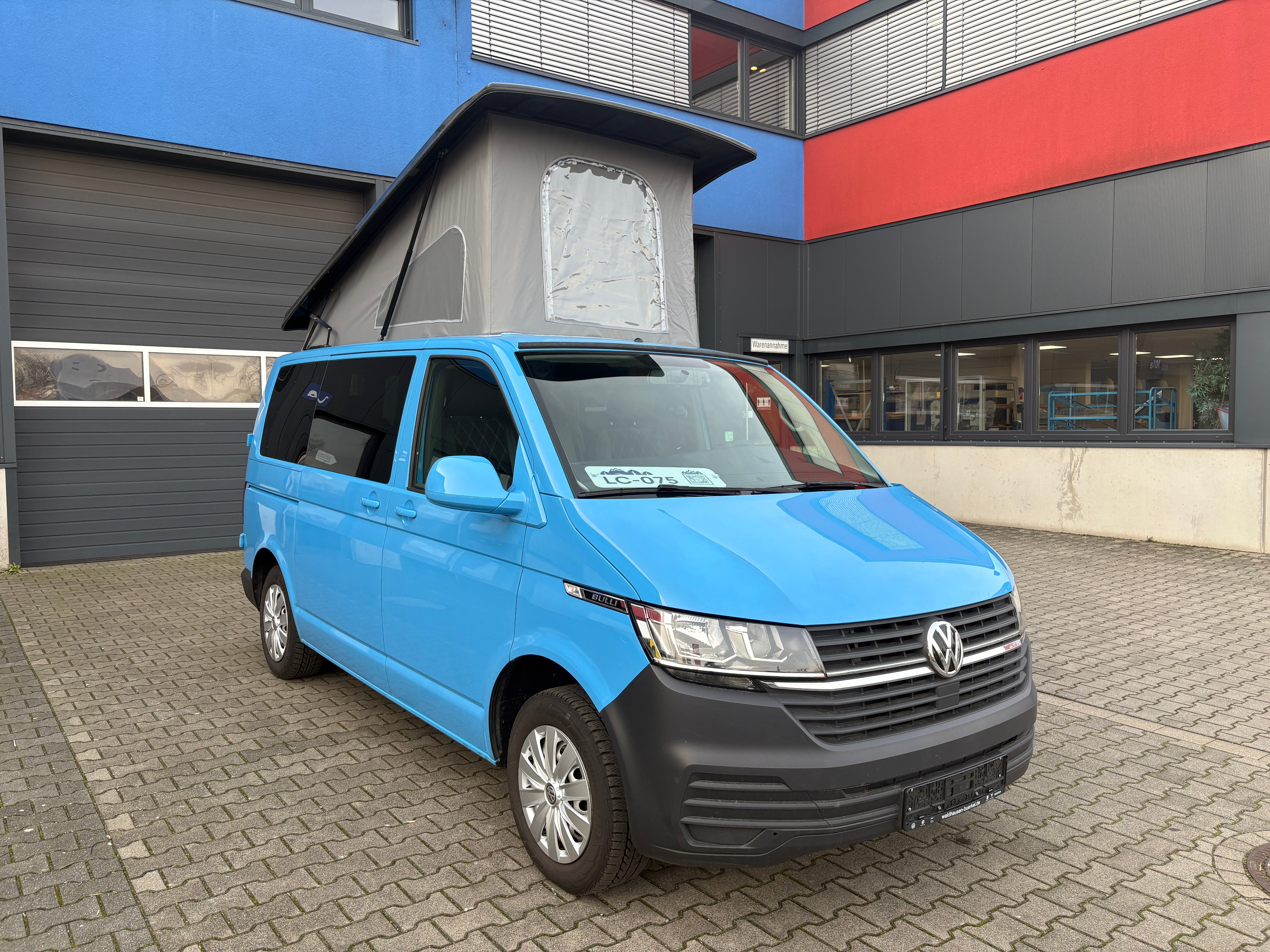 Volkswagen T6.1 Camper mit Schlafdach 2.0 TDI, 110 PS | VW Bulli Wohmobil Campervan | KM-Stand: 117.000 km, EZ: 07.2020, Hellblau | PDC, Anhängerkupplung, Rückfahrkamera | 5 Sitzer