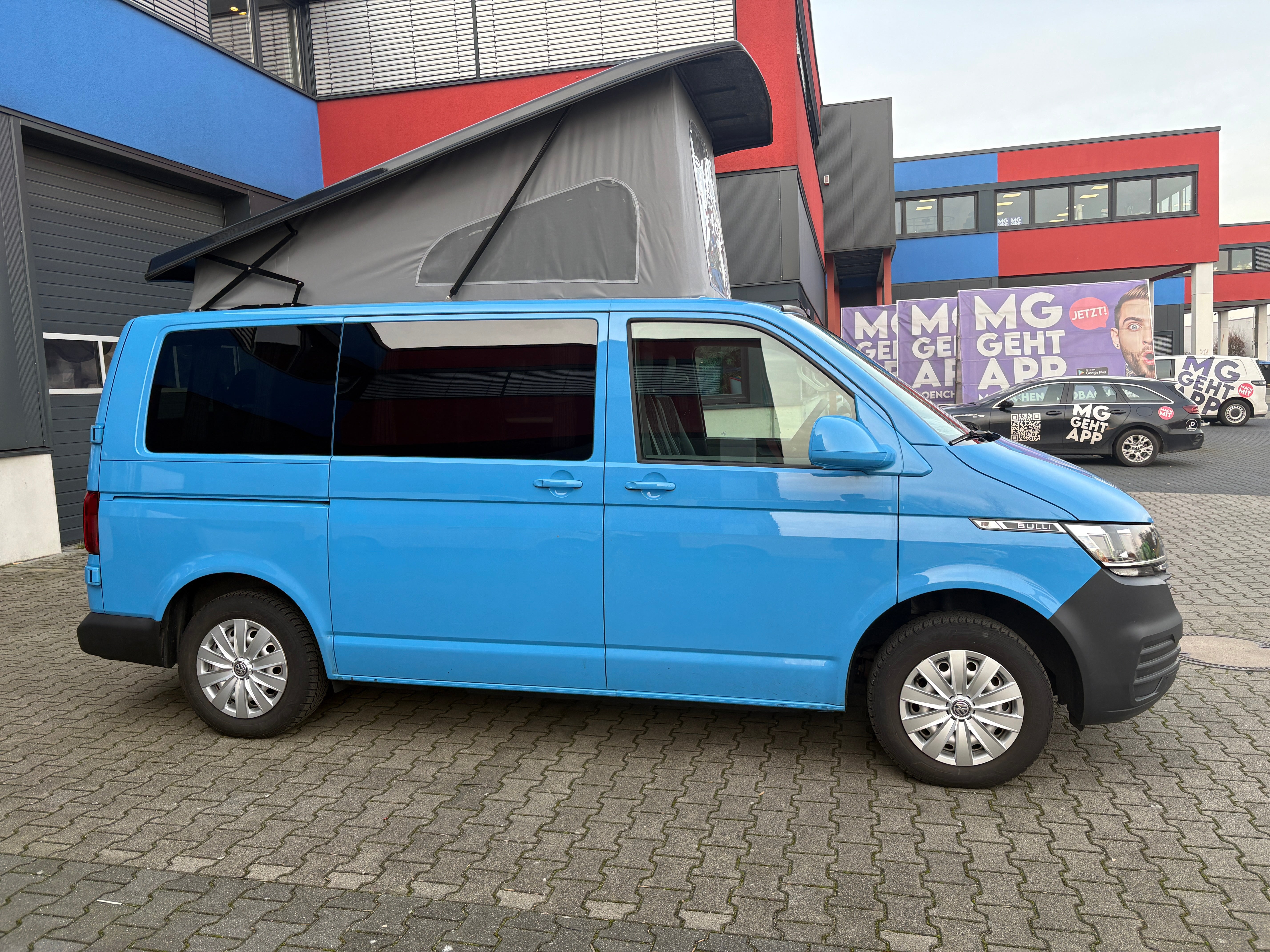 Volkswagen T6.1 Camper mit Schlafdach 2.0 TDI, 110 PS | VW Bulli Wohmobil Campervan | KM-Stand: 117.000 km, EZ: 07.2020, Hellblau | PDC, Anhängerkupplung, Rückfahrkamera | 5 Sitzer