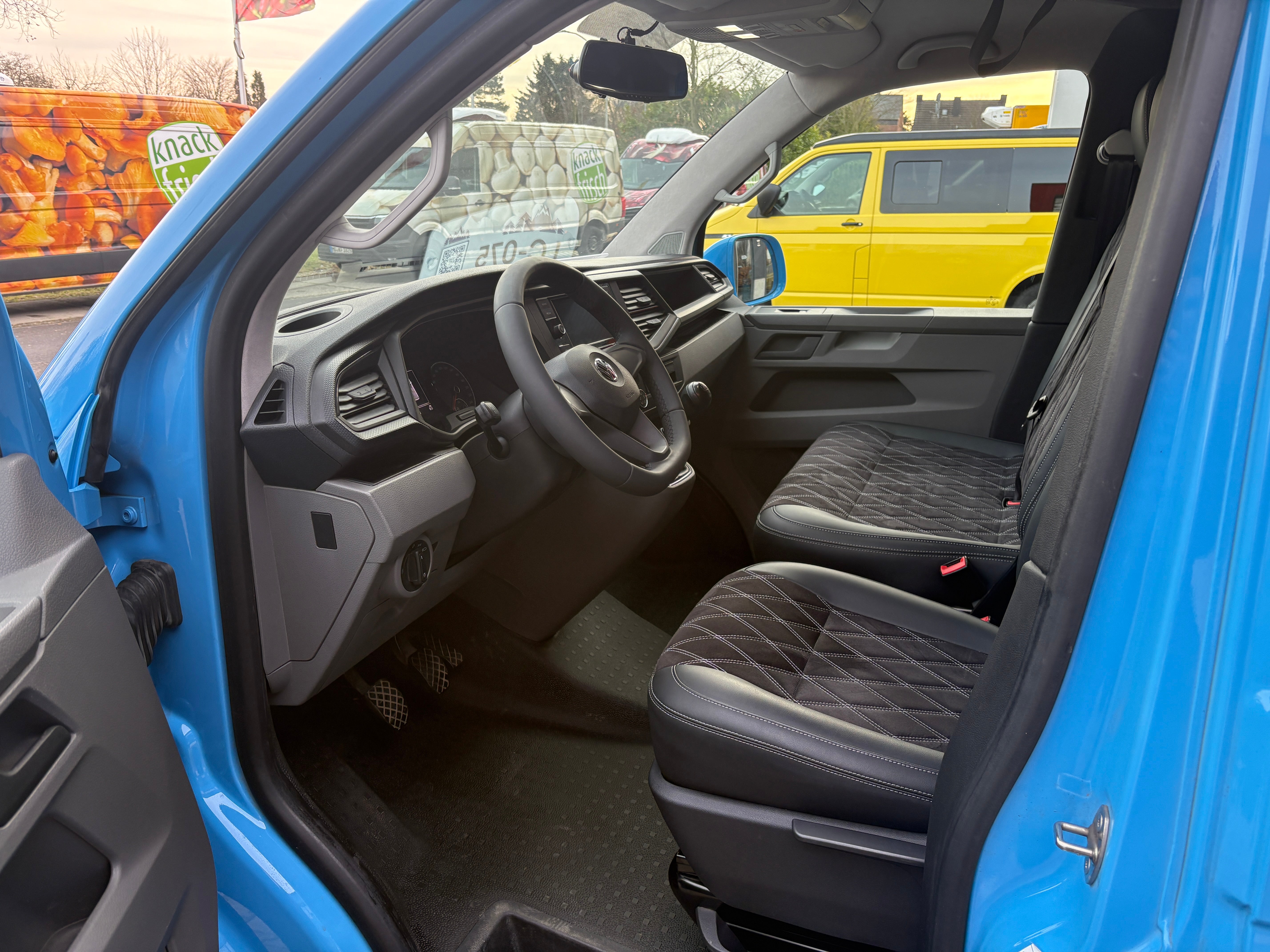 Volkswagen T6.1 Camper mit Schlafdach 2.0 TDI, 110 PS | VW Bulli Wohmobil Campervan | KM-Stand: 117.000 km, EZ: 07.2020, Hellblau | PDC, Anhängerkupplung, Rückfahrkamera | 5 Sitzer