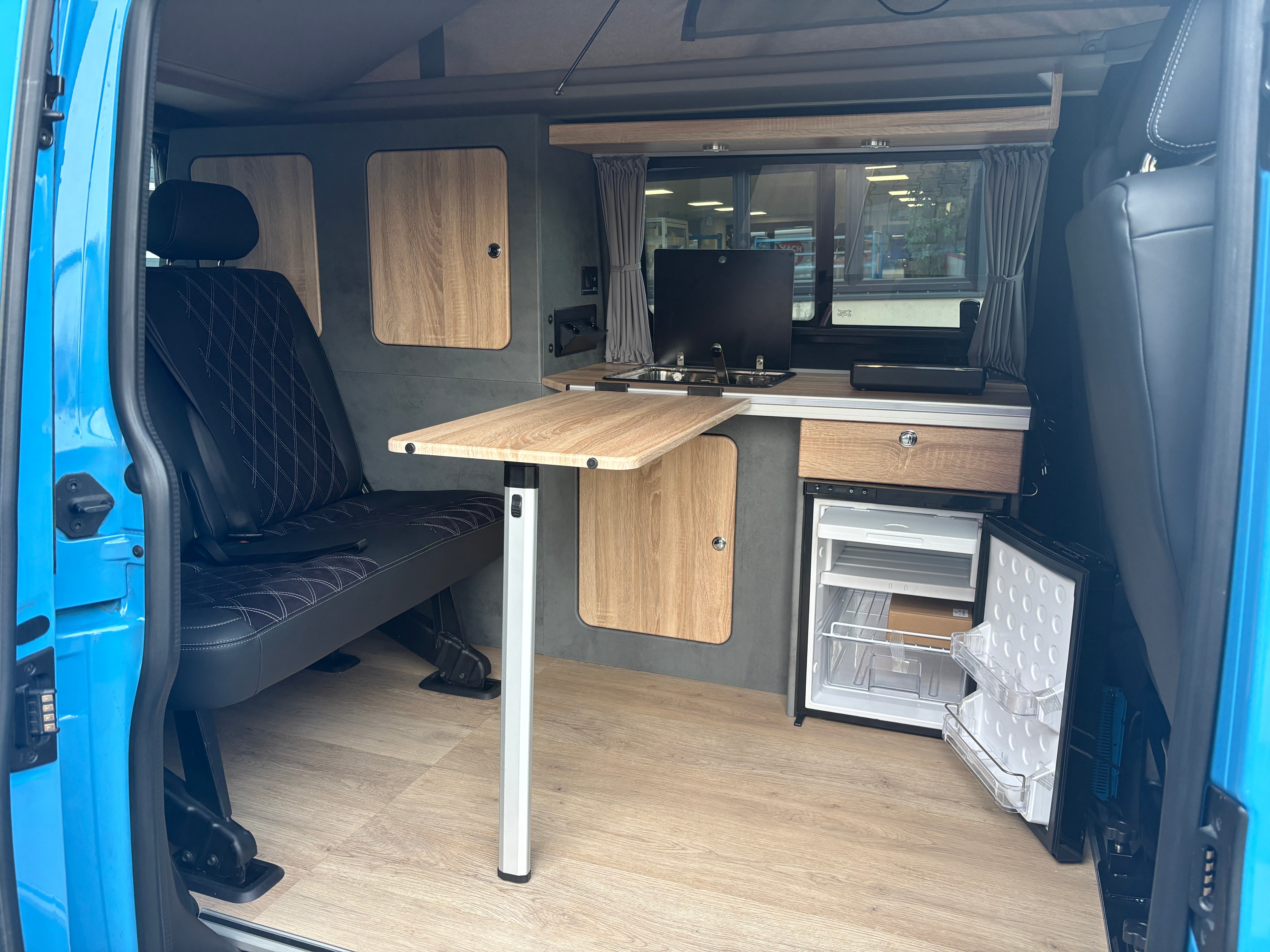 Volkswagen T6.1 Camper mit Schlafdach 2.0 TDI, 110 PS | VW Bulli Wohmobil Campervan | KM-Stand: 117.000 km, EZ: 07.2020, Hellblau | PDC, Anhängerkupplung, Rückfahrkamera | 5 Sitzer