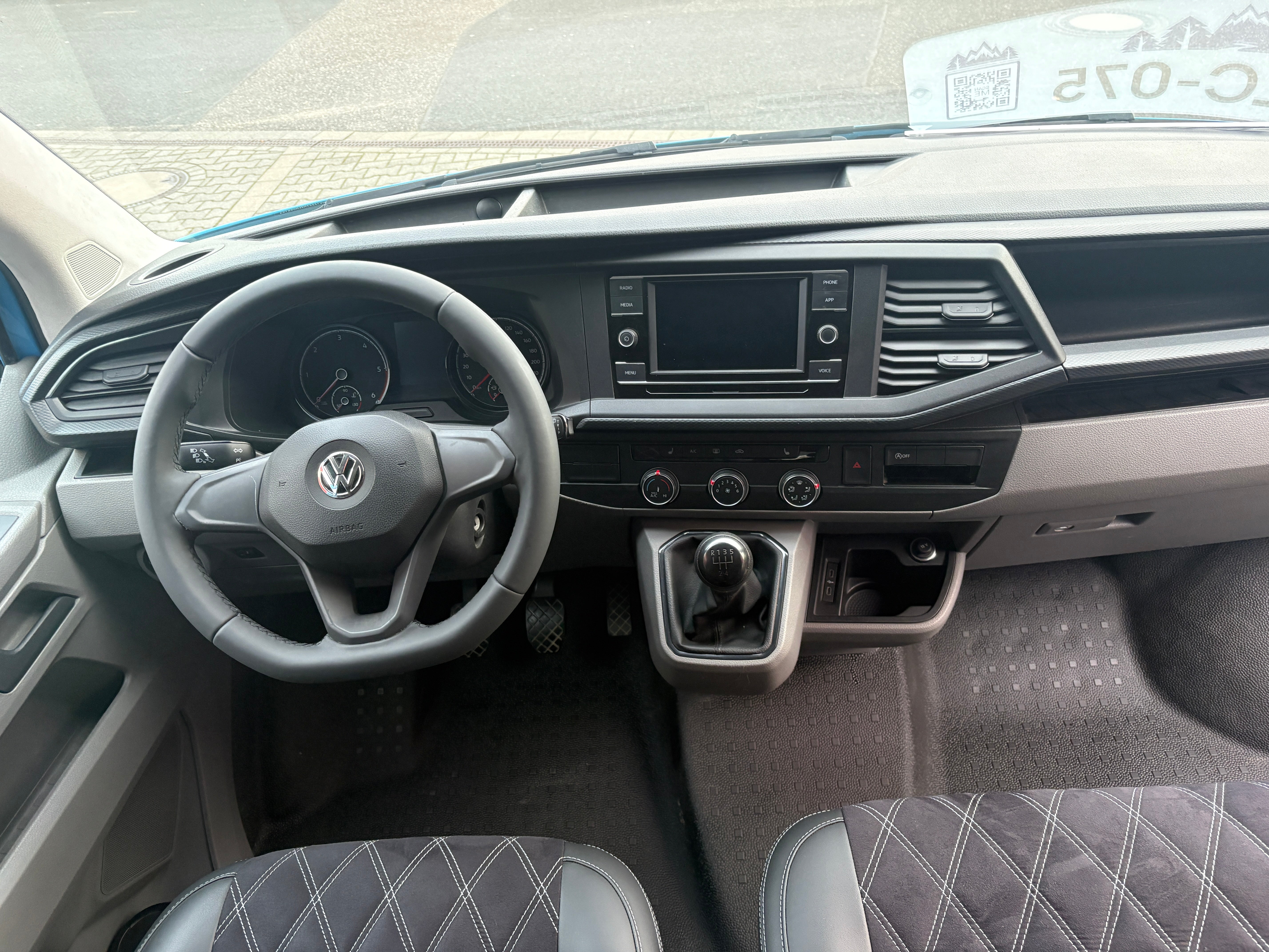 Volkswagen T6.1 Camper mit Schlafdach 2.0 TDI, 110 PS | VW Bulli Wohmobil Campervan | KM-Stand: 117.000 km, EZ: 07.2020, Hellblau | PDC, Anhängerkupplung, Rückfahrkamera | 5 Sitzer