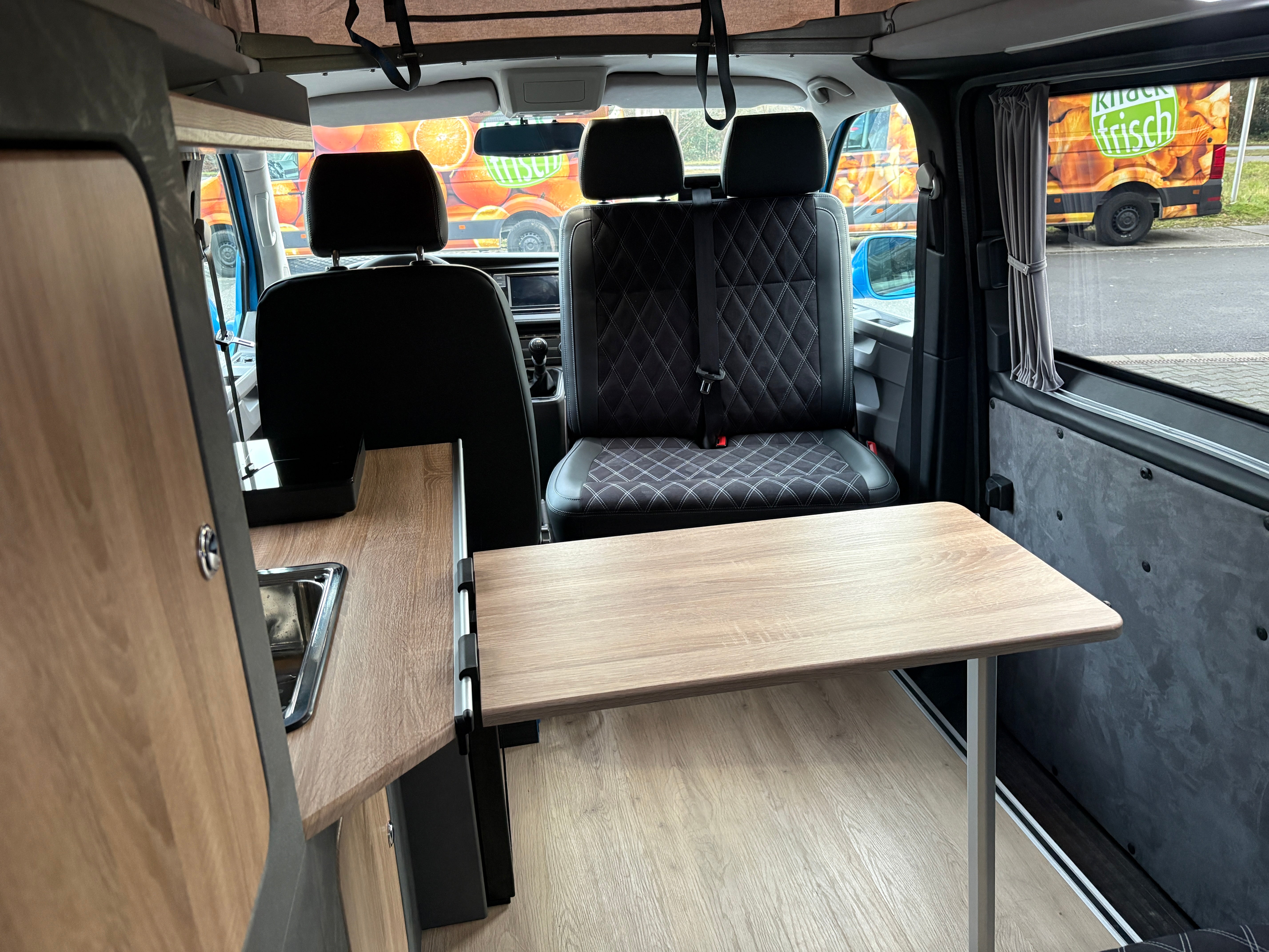 Volkswagen T6.1 Camper mit Schlafdach 2.0 TDI, 110 PS | VW Bulli Wohmobil Campervan | KM-Stand: 117.000 km, EZ: 07.2020, Hellblau | PDC, Anhängerkupplung, Rückfahrkamera | 5 Sitzer