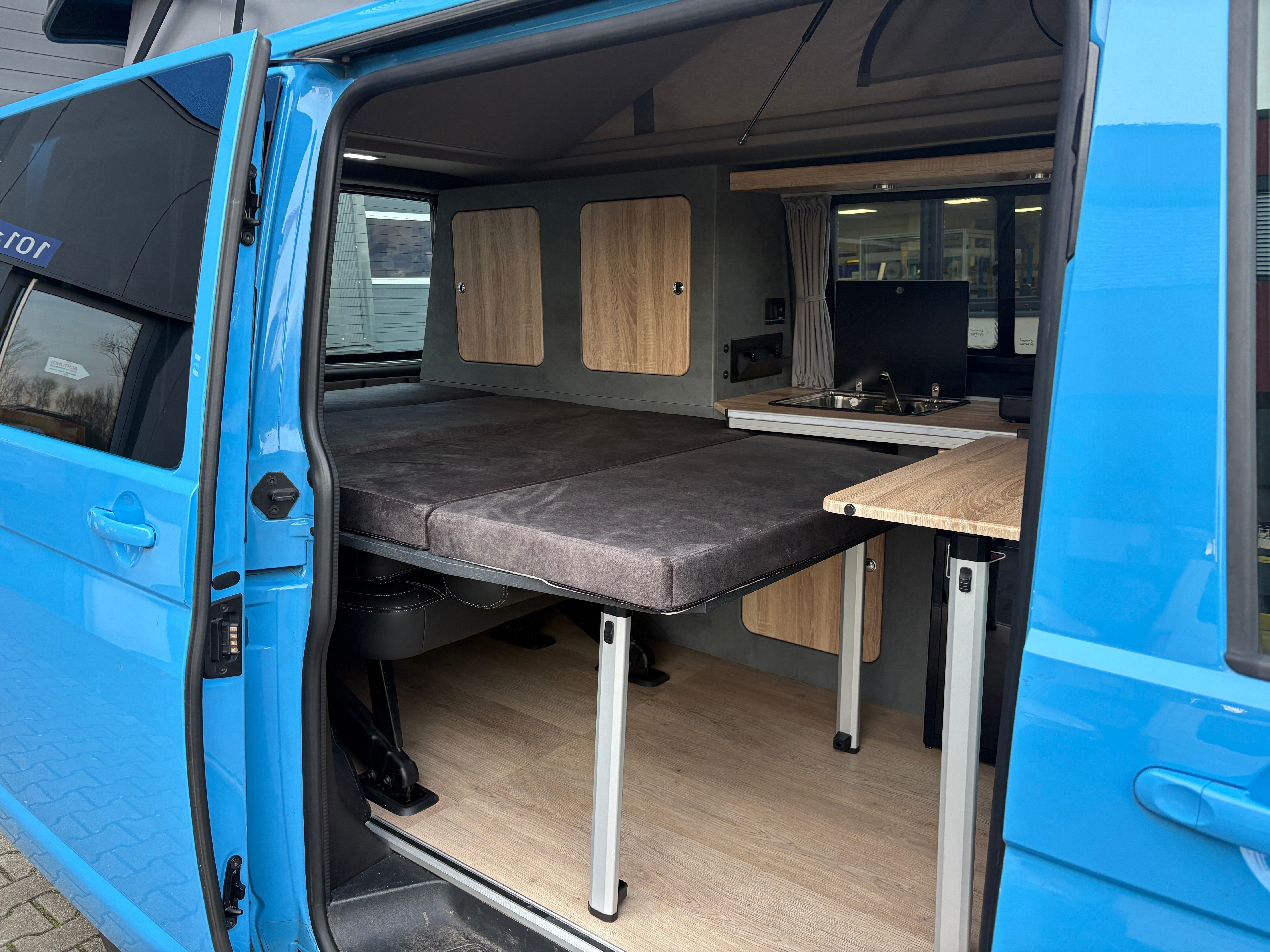 Volkswagen T6.1 Camper mit Schlafdach 2.0 TDI, 110 PS | VW Bulli Wohmobil Campervan | KM-Stand: 117.000 km, EZ: 07.2020, Hellblau | PDC, Anhängerkupplung, Rückfahrkamera | 5 Sitzer