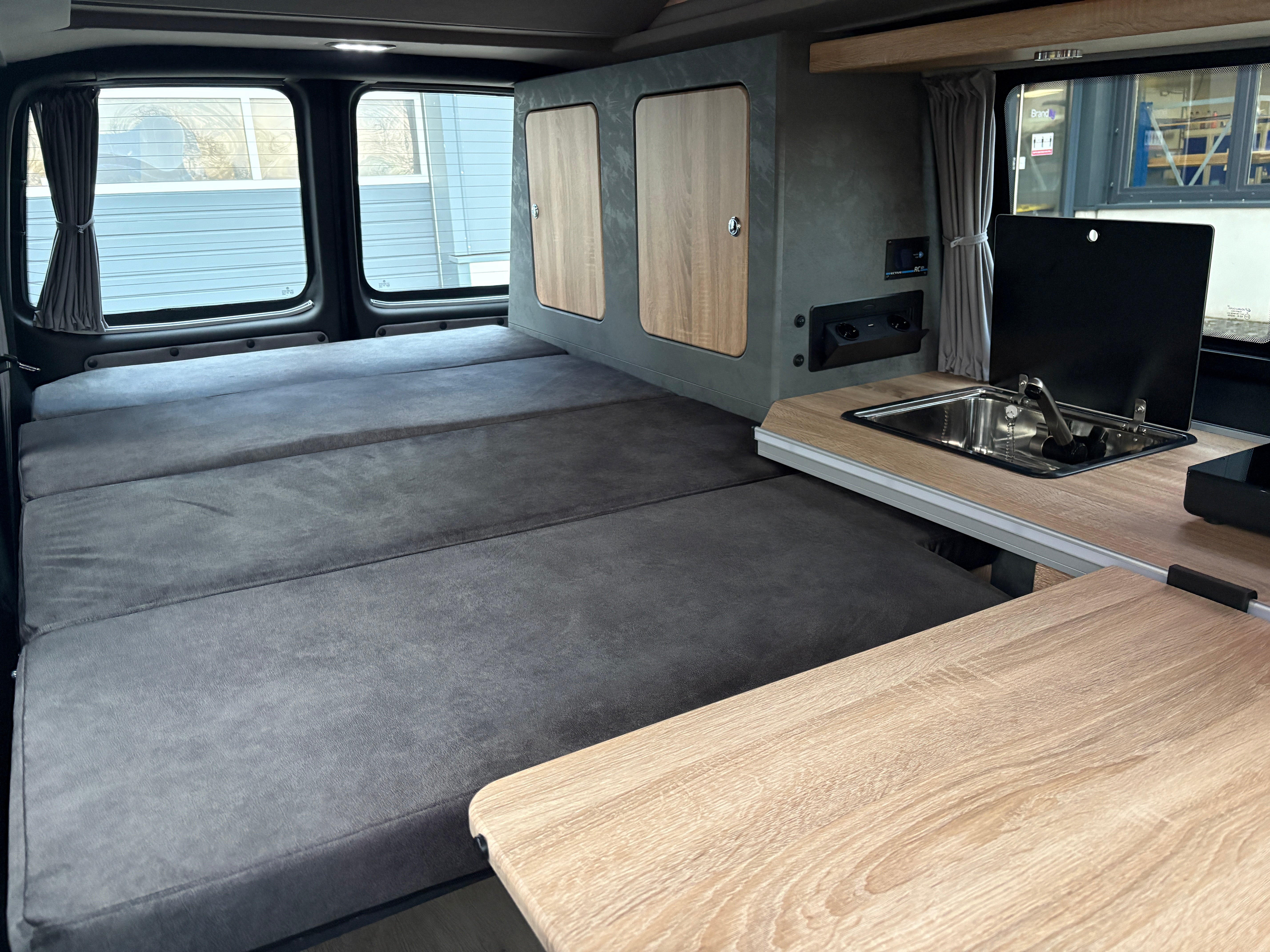 Volkswagen T6.1 Camper mit Schlafdach 2.0 TDI, 110 PS | VW Bulli Wohmobil Campervan | KM-Stand: 117.000 km, EZ: 07.2020, Hellblau | PDC, Anhängerkupplung, Rückfahrkamera | 5 Sitzer