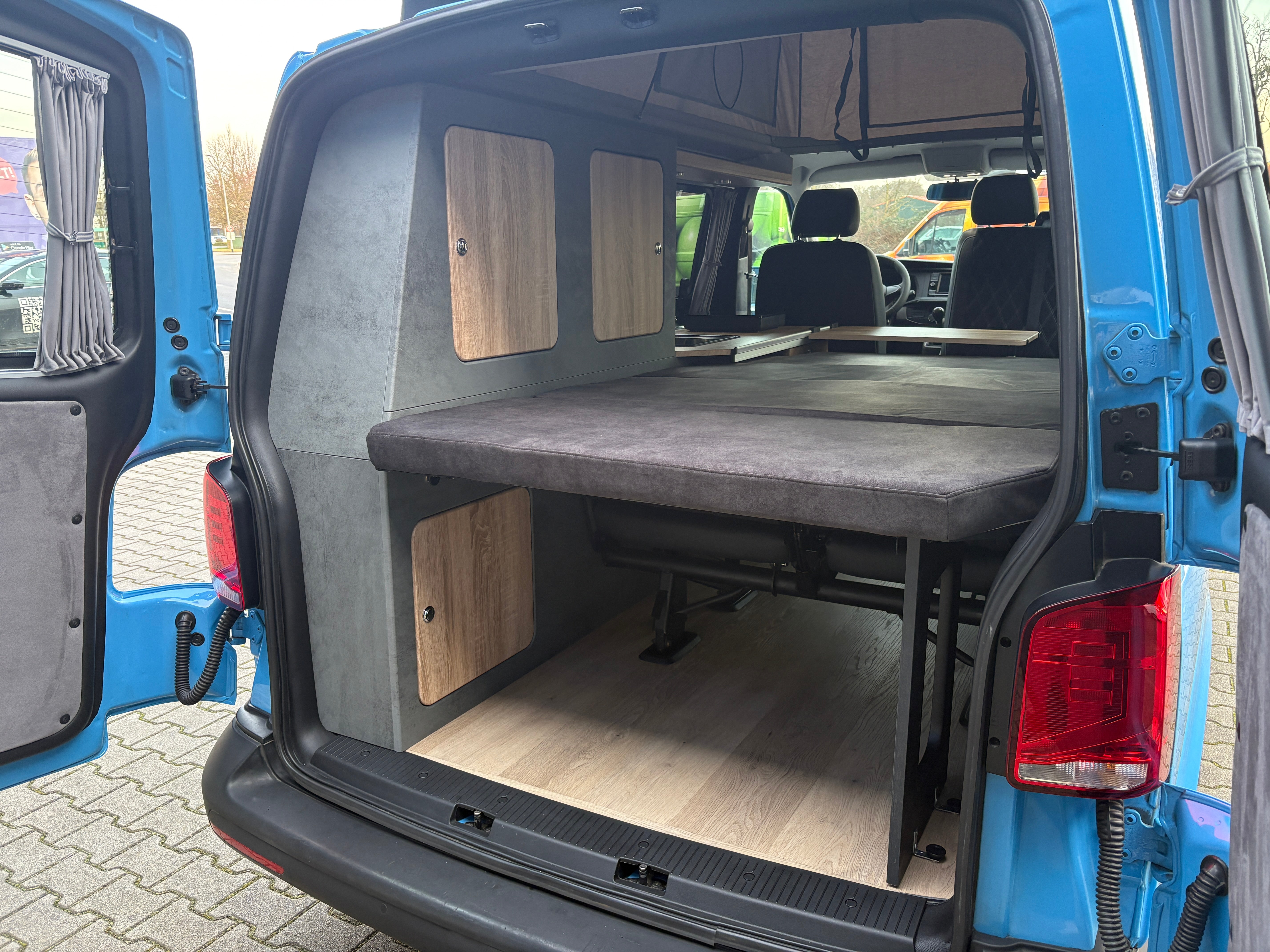 Volkswagen T6.1 Camper mit Schlafdach 2.0 TDI, 110 PS | VW Bulli Wohmobil Campervan | KM-Stand: 117.000 km, EZ: 07.2020, Hellblau | PDC, Anhängerkupplung, Rückfahrkamera | 5 Sitzer