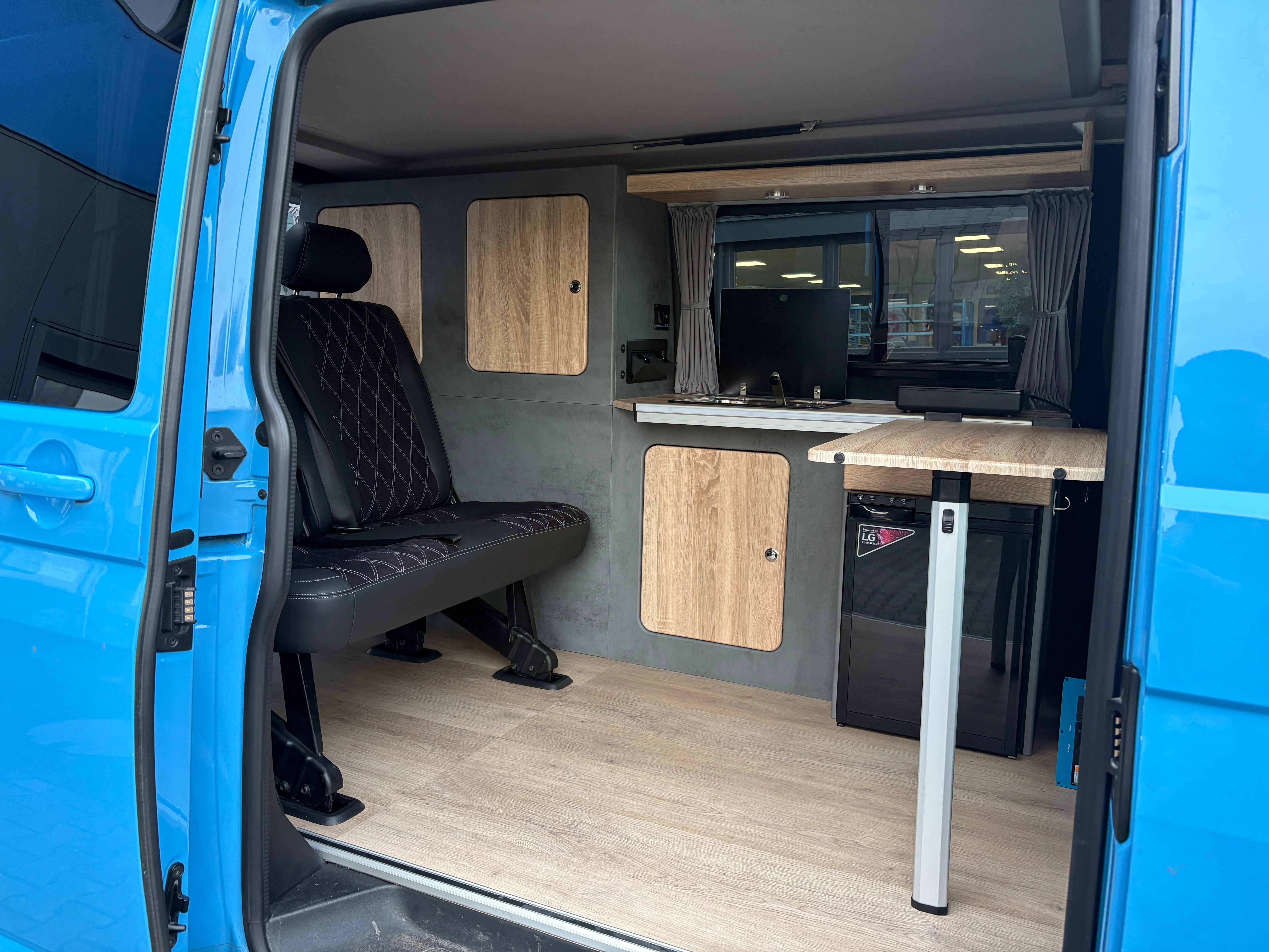 Volkswagen T6.1 Camper mit Schlafdach 2.0 TDI, 110 PS | VW Bulli Wohmobil Campervan | KM-Stand: 117.000 km, EZ: 07.2020, Hellblau | PDC, Anhängerkupplung, Rückfahrkamera | 5 Sitzer