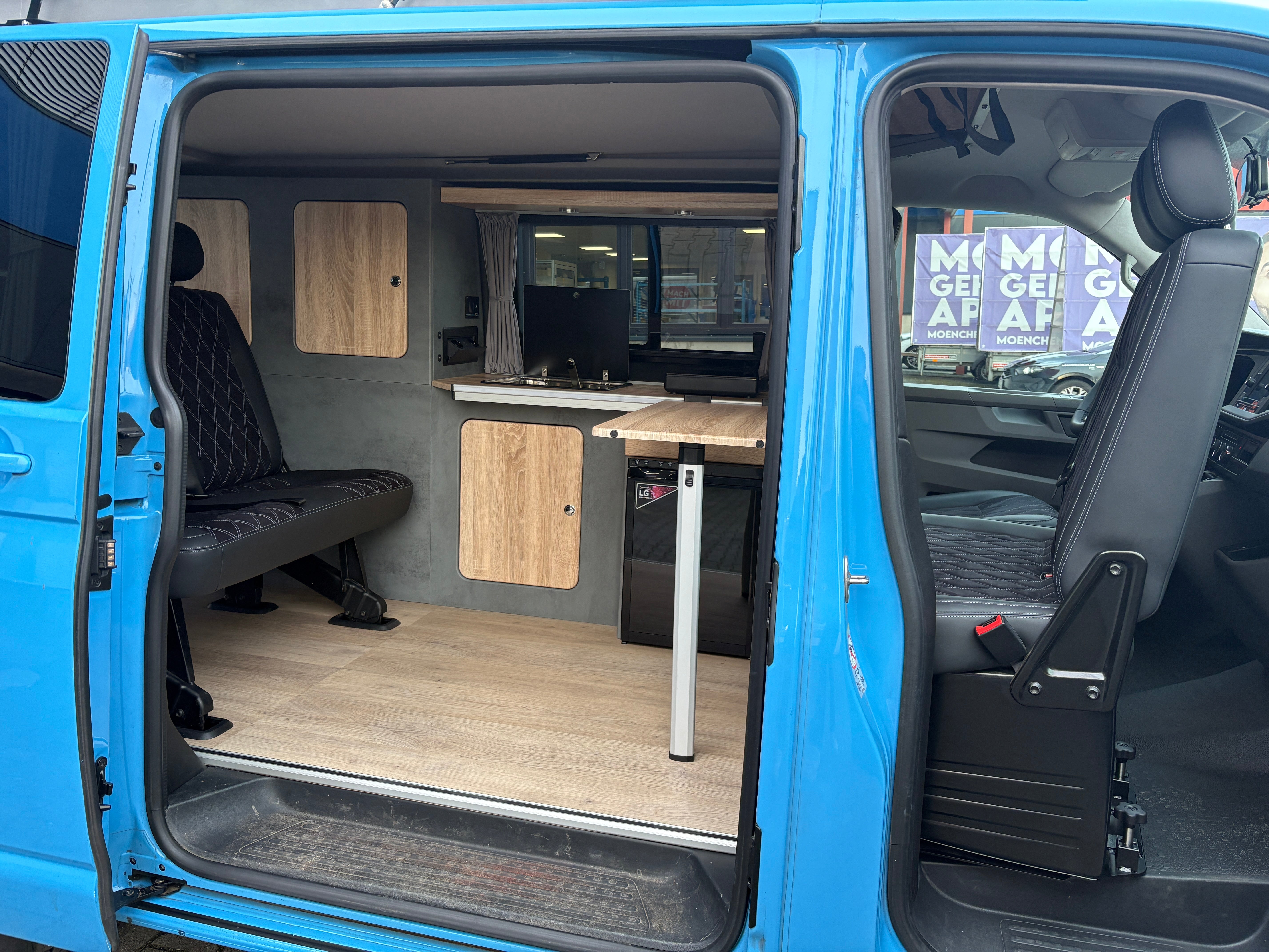 Volkswagen T6.1 Camper mit Schlafdach 2.0 TDI, 110 PS | VW Bulli Wohmobil Campervan | KM-Stand: 117.000 km, EZ: 07.2020, Hellblau | PDC, Anhängerkupplung, Rückfahrkamera | 5 Sitzer