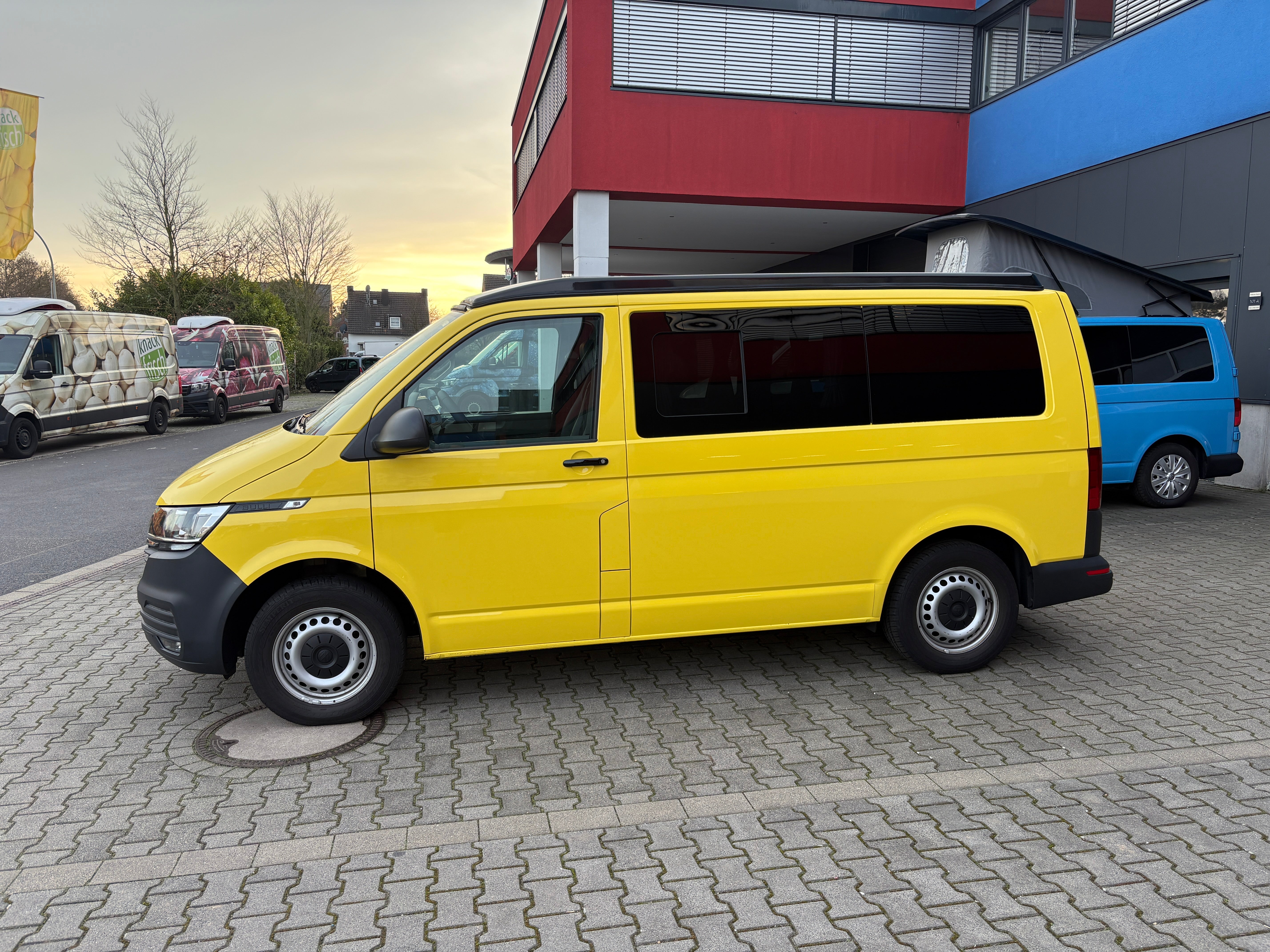 Volkswagen T6.1 Camper 2.0 TDI 150PS 6-Gang unfallfrei | Wohnmobil mit Hubdach Schlafdach, PDC, Anhängerkupplung, Rückfahrkamera | Campervan Umbau 4 Sitzer VW, Foto 4 | Weit & Wald Mönchengladbach
