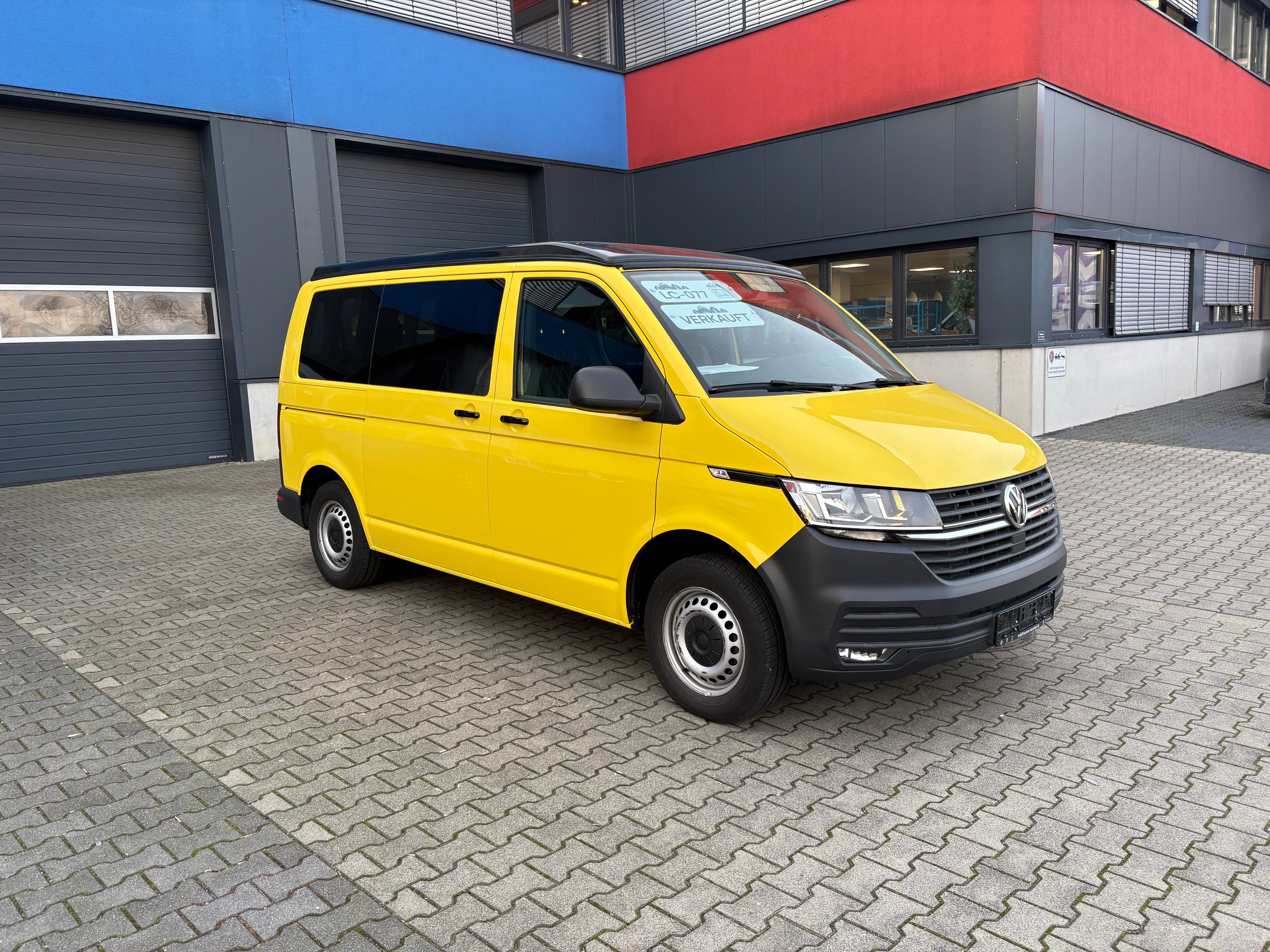 Volkswagen T6.1 Camper 2.0 TDI 150PS 6-Gang unfallfrei | Wohnmobil mit Hubdach Schlafdach, PDC, Anhängerkupplung, Rückfahrkamera | Campervan Umbau 4 Sitzer VW, Foto 5 | Weit & Wald Mönchengladbach