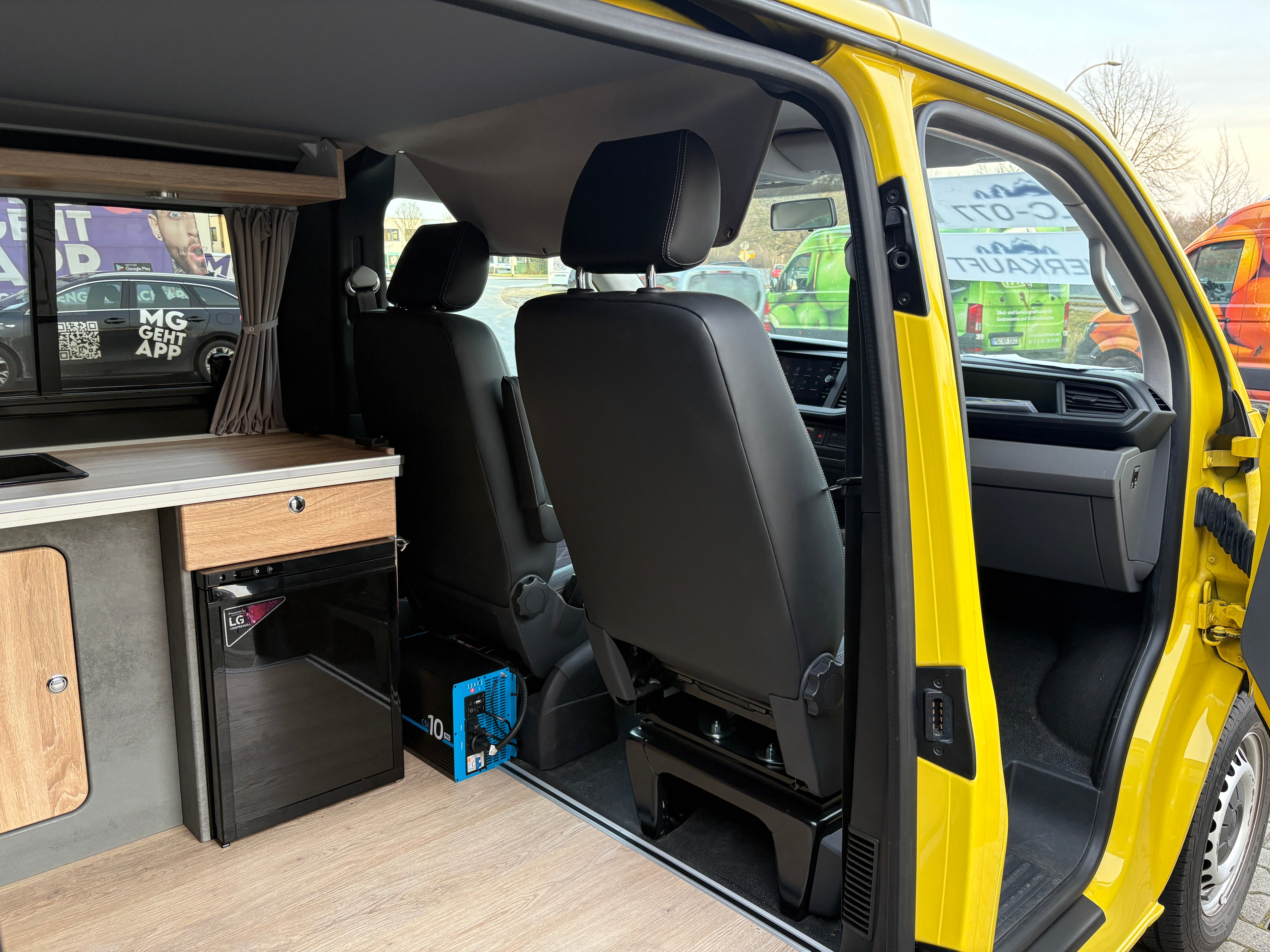 Volkswagen T6.1 Camper 2.0 TDI 150PS 6-Gang unfallfrei | Wohnmobil mit Hubdach Schlafdach, PDC, Anhängerkupplung, Rückfahrkamera | Campervan Umbau 4 Sitzer VW, Foto 14 | Weit & Wald Mönchengladbach
