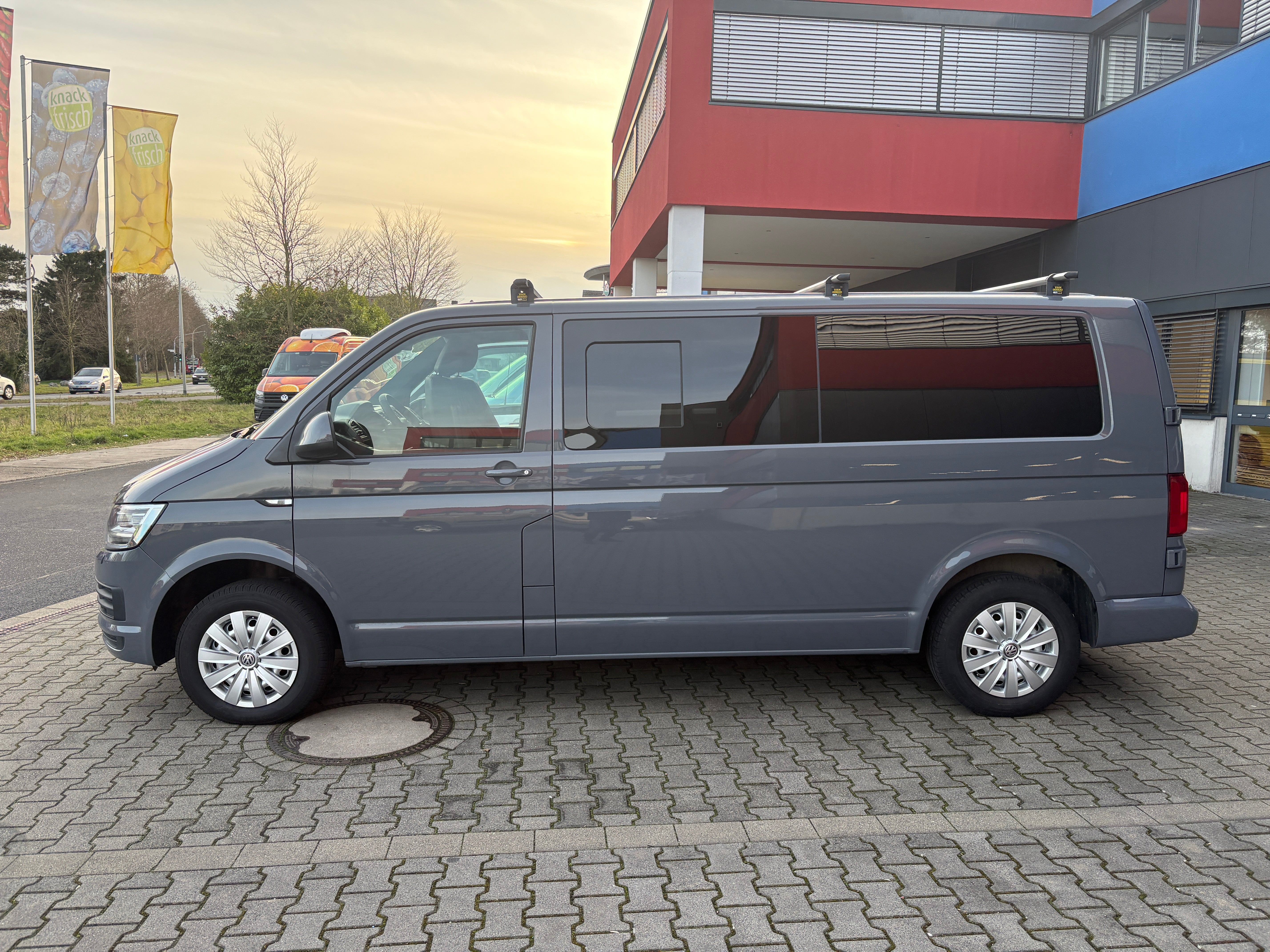 Volkswagen T6 Camper mit WC 2.0 TDI, 150 PS, DSG | VW Bulli Wohmobil Campervan | KM-Stand: 120.000 km, EZ: 04.2017, Grau