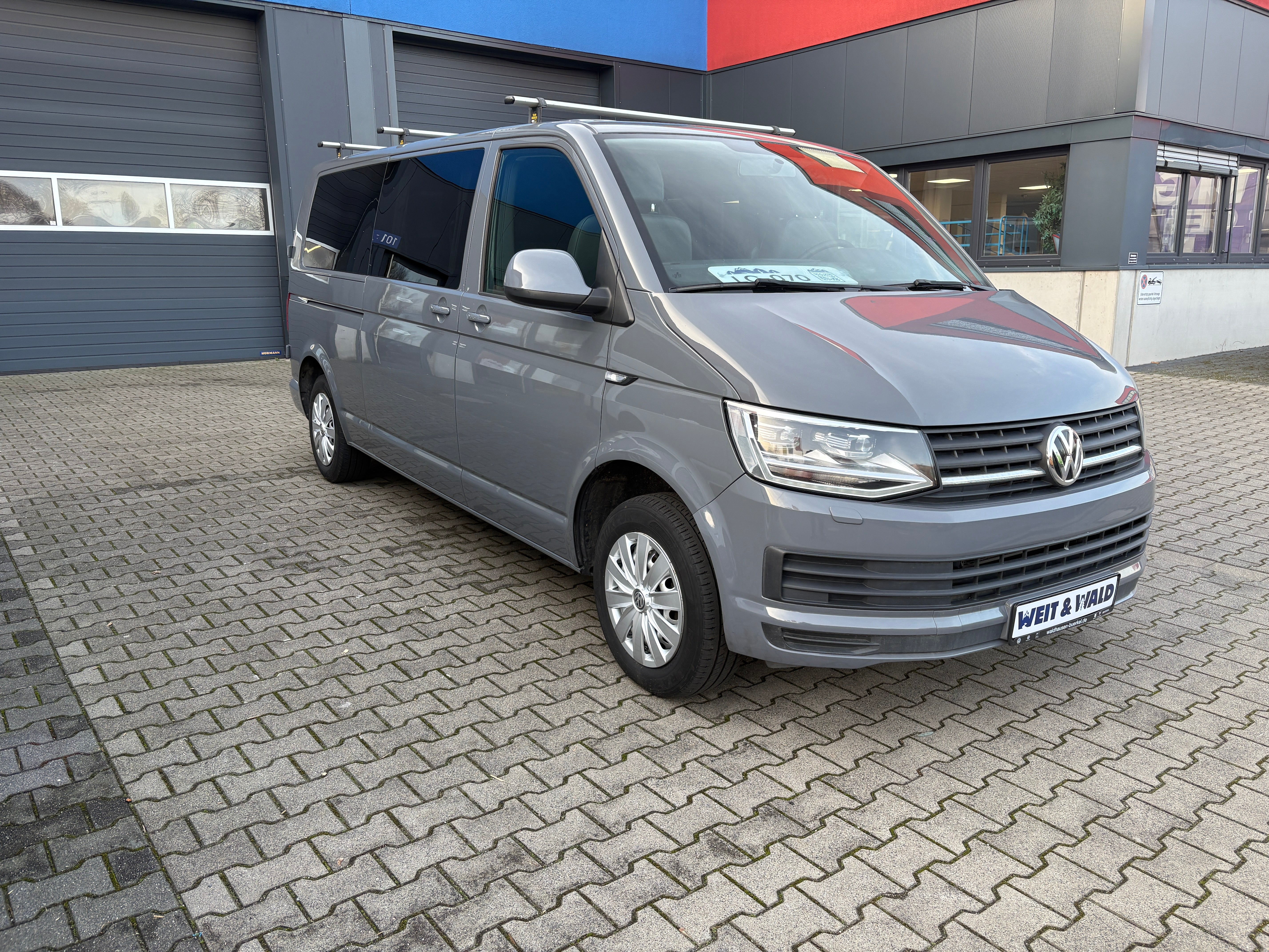 Volkswagen T6 Camper mit WC 2.0 TDI, 150 PS, DSG | VW Bulli Wohmobil Campervan | KM-Stand: 120.000 km, EZ: 04.2017, Grau