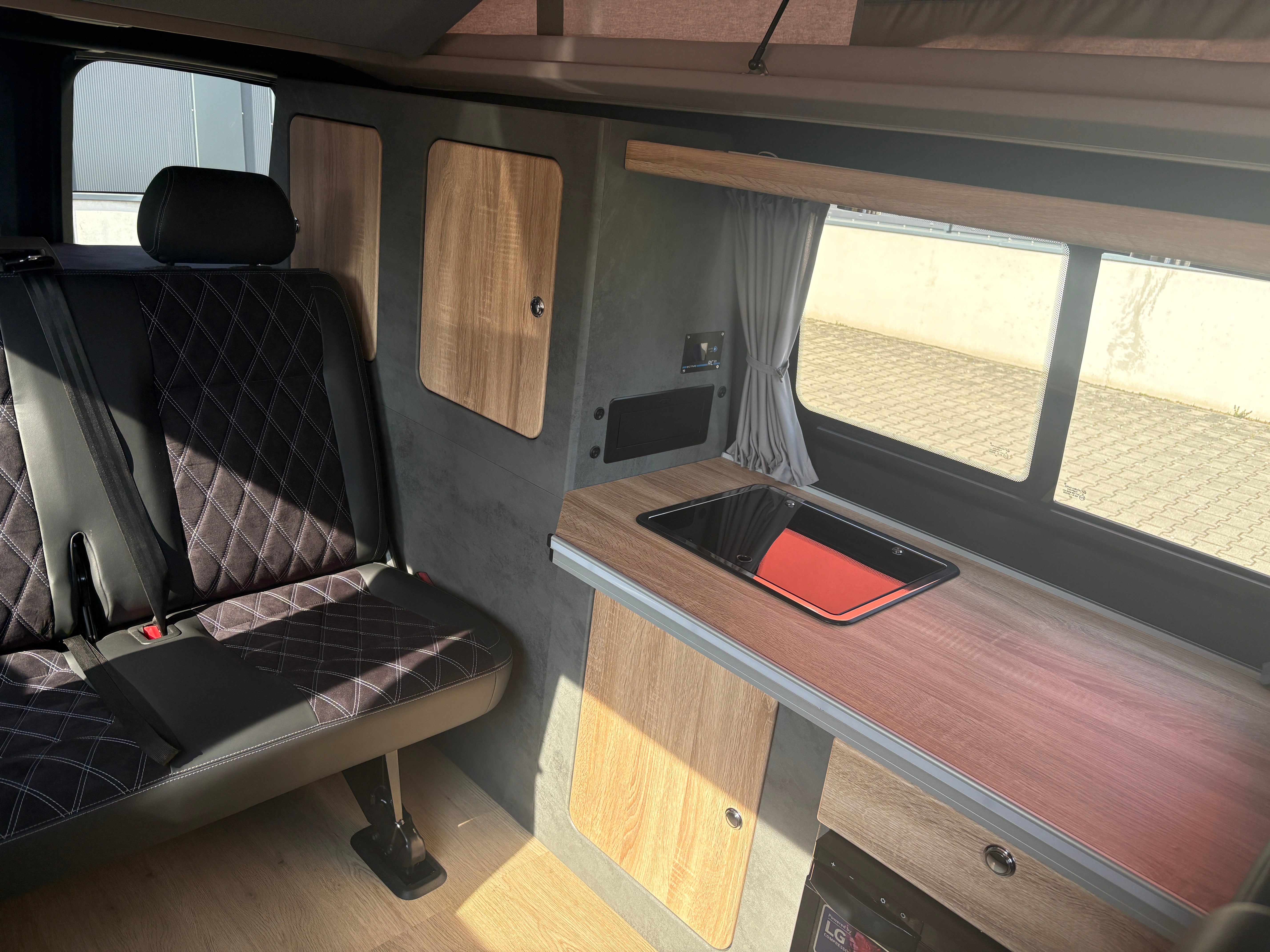 Volkswagen T6.1 Camper mit Schlafdach 2.0 TDI, 110 PS | VW Bulli Wohmobil Campervan | KM-Stand: 109.000 km, EZ: 11.2020, Weiß