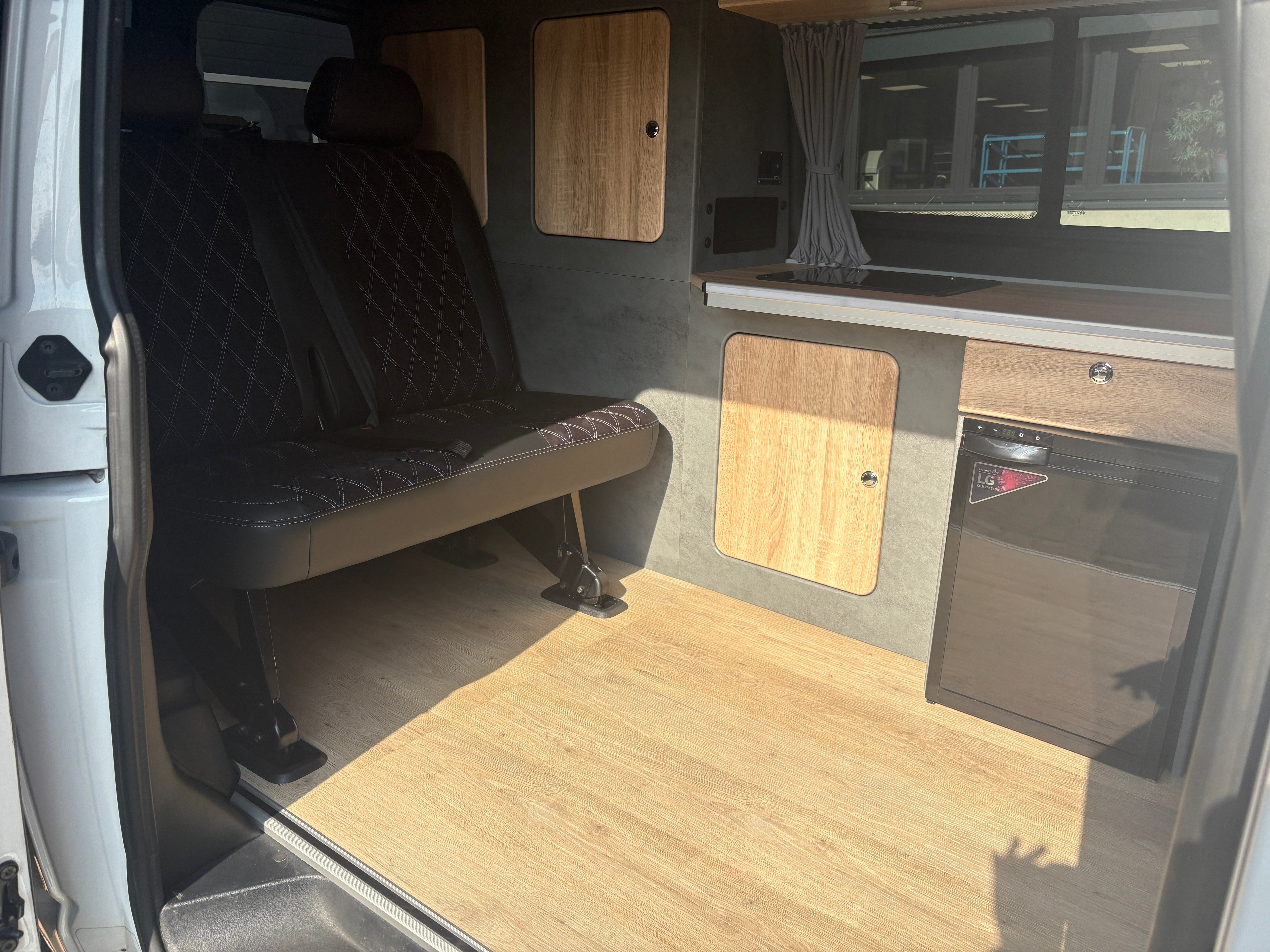 Volkswagen T6.1 Camper mit Schlafdach 2.0 TDI, 110 PS | VW Bulli Wohmobil Campervan | KM-Stand: 109.000 km, EZ: 11.2020, Weiß