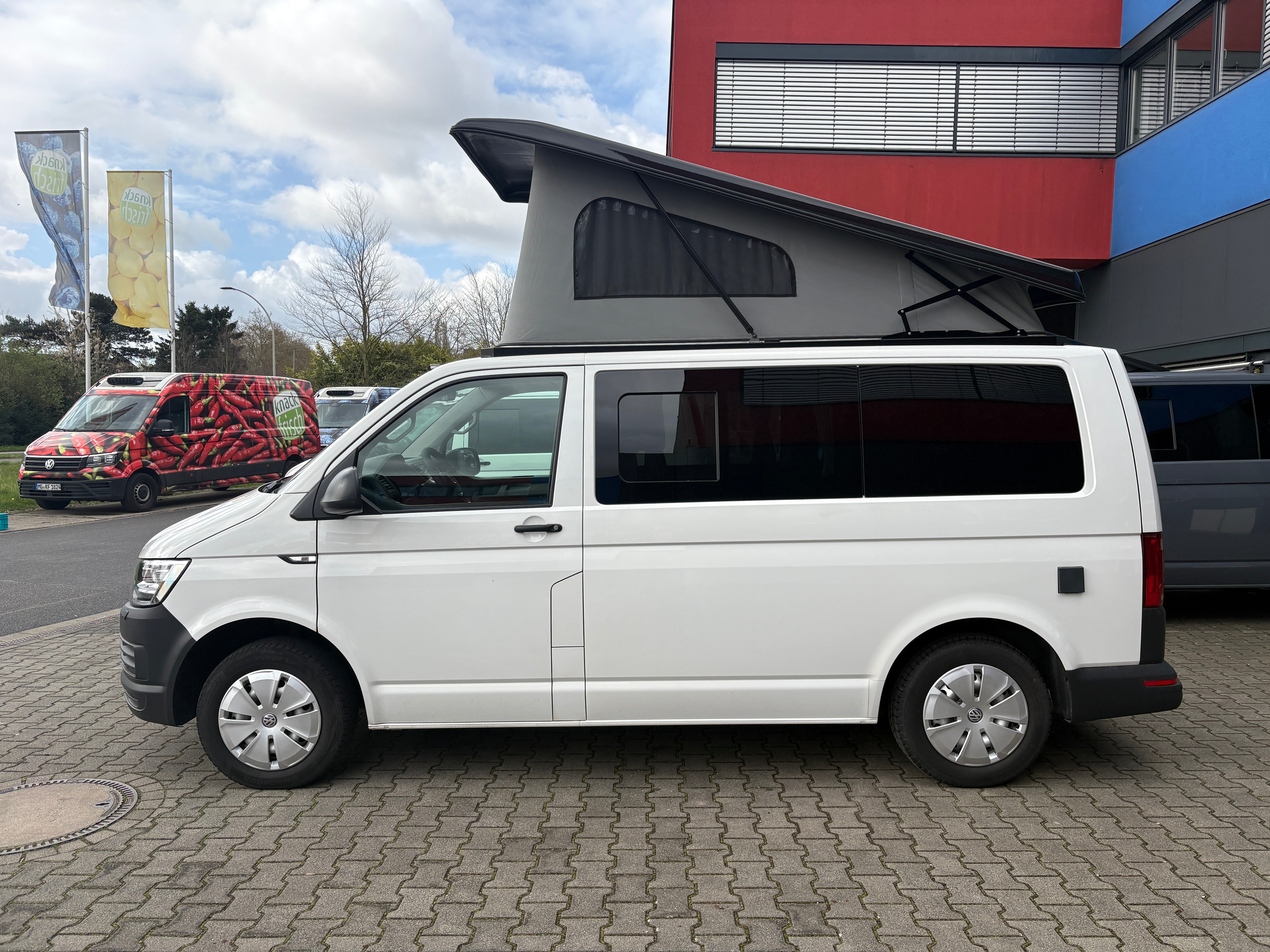 Volkswagen T6 Camper mit Schlafdach 2.0 TDI, 150 PS, Weiß, Schalter - 6 Gang | VW Bulli Wohmobil Campervan | KM-Stand: 124.000 km, EZ: 11.2019, Foto 3 | Weit & Wald Mönchengladbach
