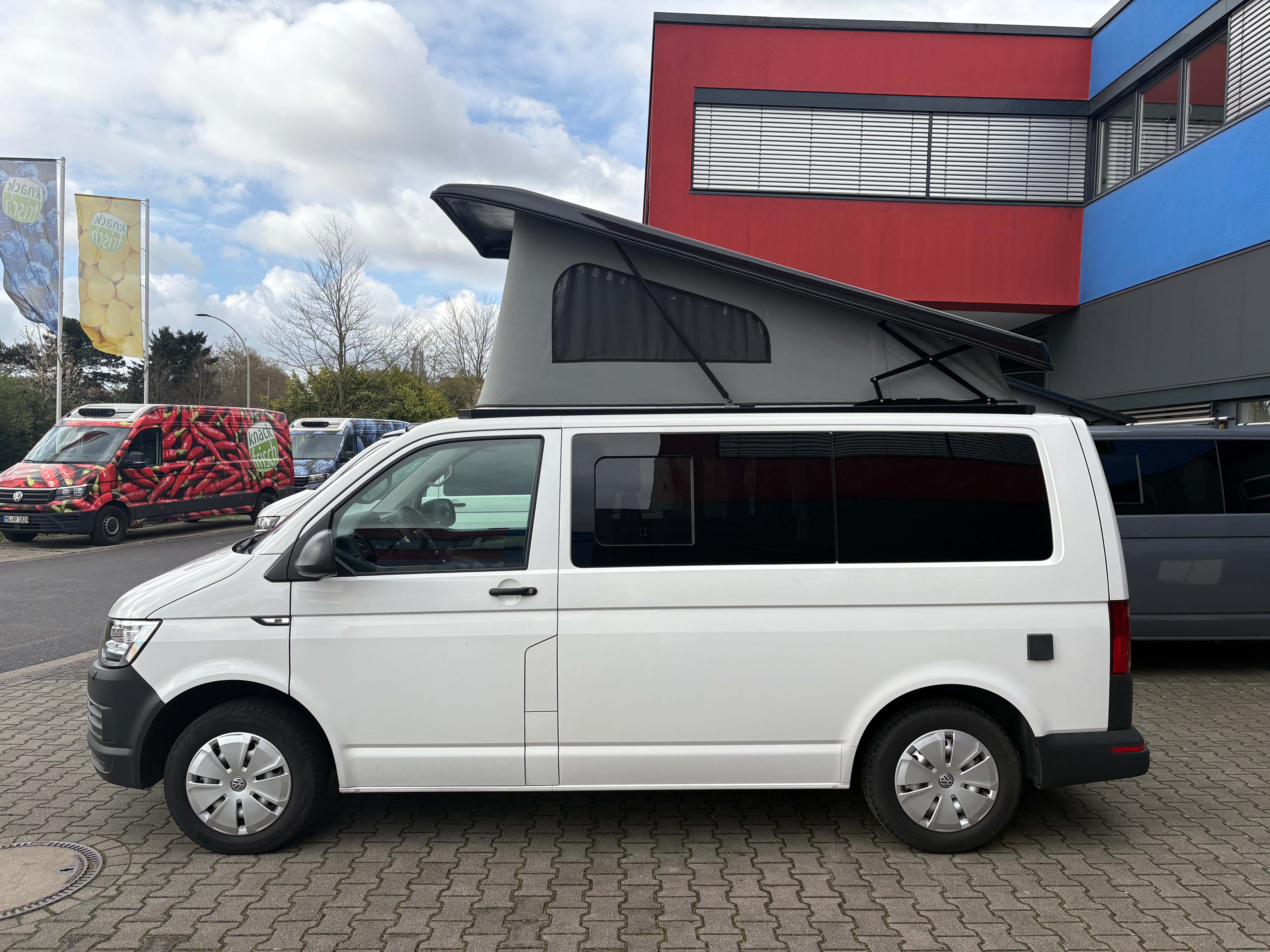 Volkswagen T6 Camper mit Schlafdach 2.0 TDI, 150 PS, Weiß, Schalter - 6 Gang | VW Bulli Wohmobil Campervan | KM-Stand: 124.000 km, EZ: 11.2019, Foto 1 | Weit & Wald Mönchengladbach