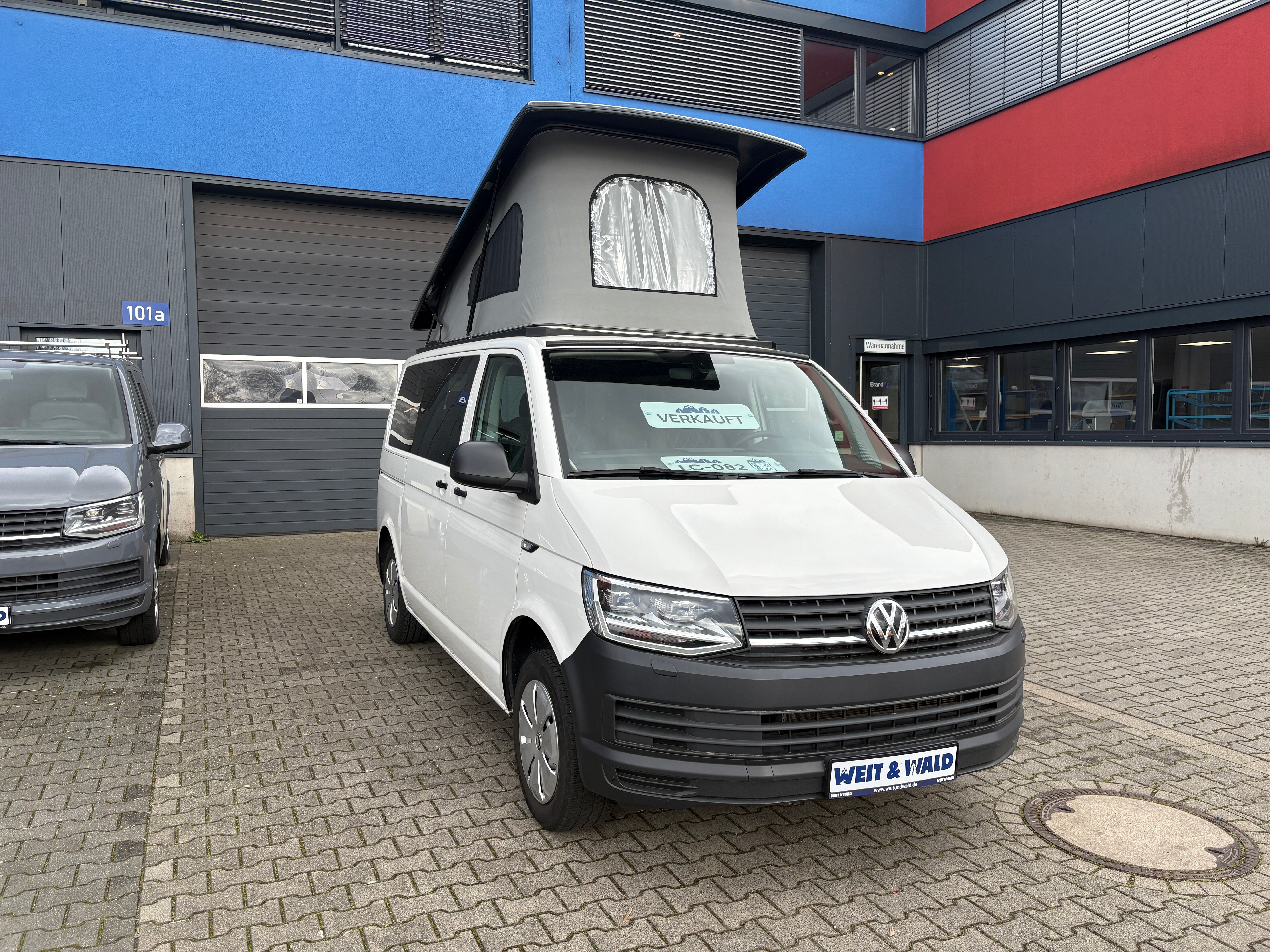 Volkswagen T6 Camper mit Schlafdach 2.0 TDI, 150 PS, Weiß, Schalter - 6 Gang | VW Bulli Wohmobil Campervan | KM-Stand: 124.000 km, EZ: 11.2019, Foto 8 | Weit & Wald Mönchengladbach