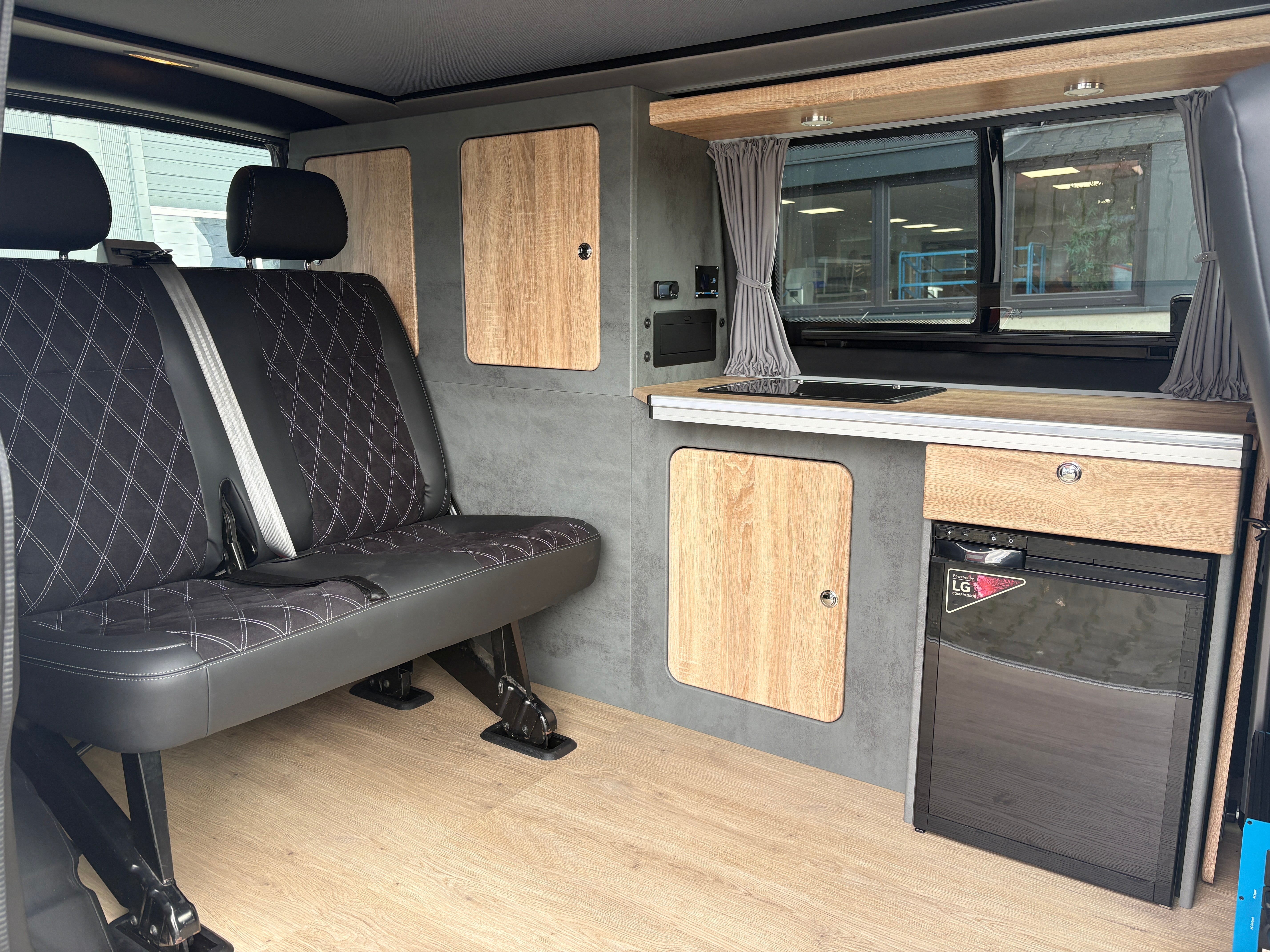 Volkswagen T6 Camper mit Schlafdach 2.0 TDI, 150 PS, Weiß, Schalter - 6 Gang | VW Bulli Wohmobil Campervan | KM-Stand: 124.000 km, EZ: 11.2019, Foto 6 | Weit & Wald Mönchengladbach