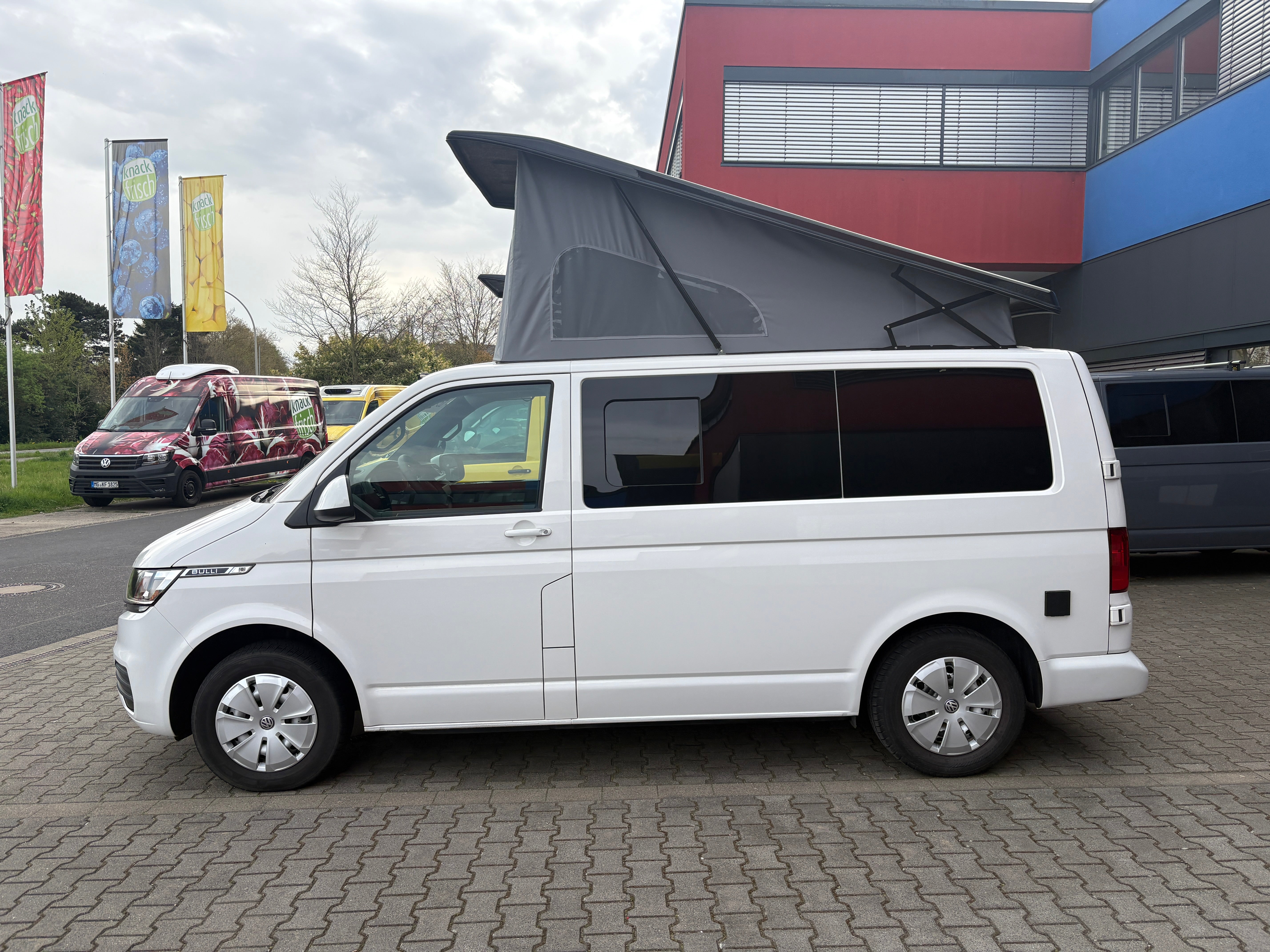 Volkswagen T6.1 Camper mit Schlafdach 2.0 TDI, 110 PS, Weiß | VW Bulli Wohmobil Campervan | KM-Stand: 80.000 km, EZ: 05.2021, Foto 1 | Weit & Wald Mönchengladbach