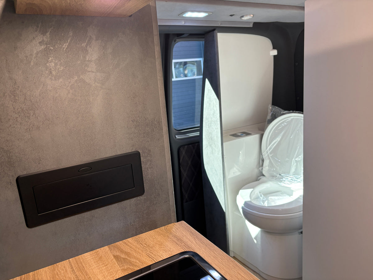 Volkswagen T6.1 Camper mit Aufstelldach & integriertem WC mit Kassettentoilette, 2.0 TDI, 150 PS / 110KW, Schalter - 6 Gang | VW Bulli Wohnmobil Campervan Kastenwagen