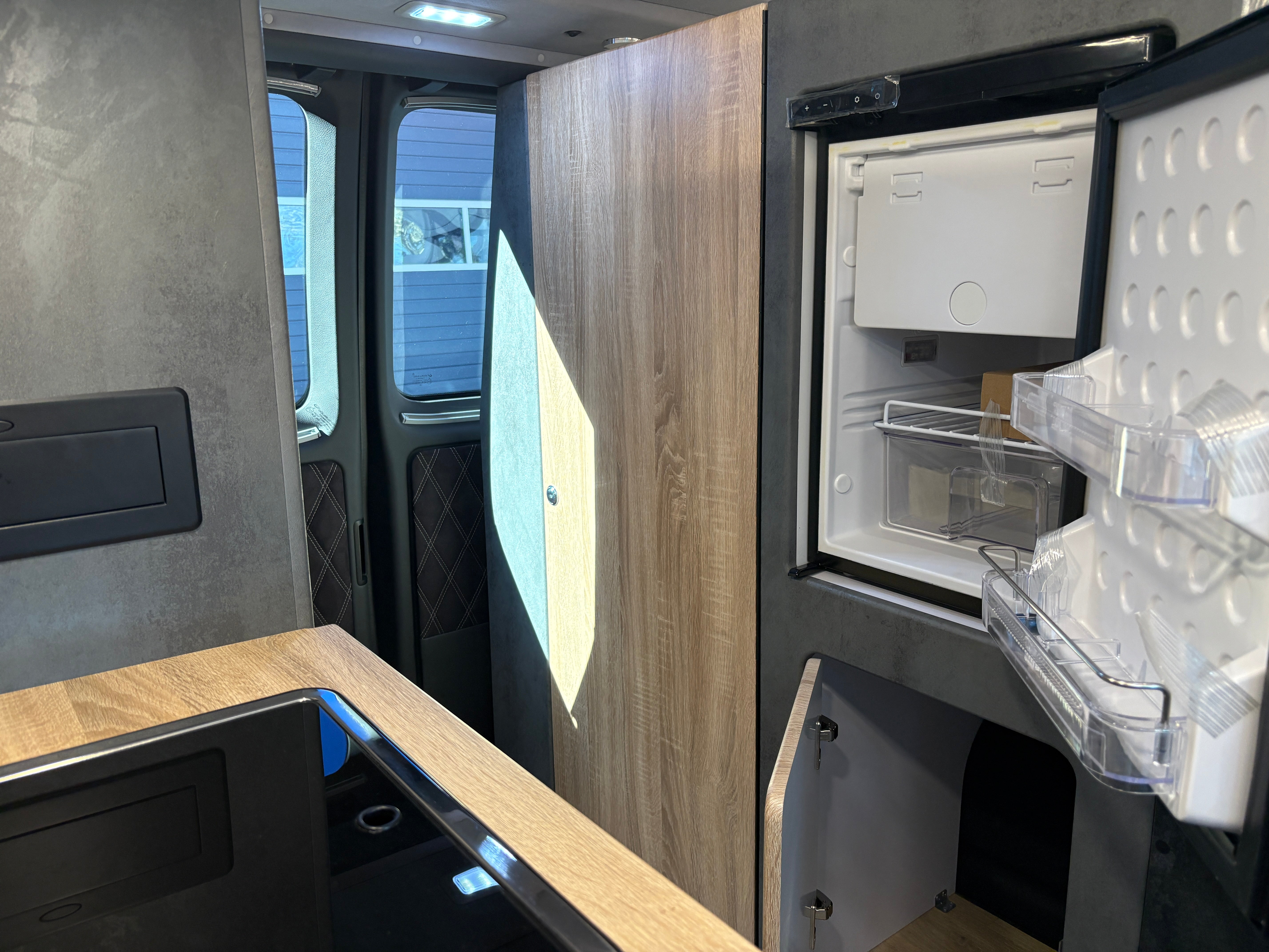 Volkswagen T6.1 Camper mit Schlafdach & WC 2.0 TDI, 150 PS, Grau, Schalter - 6 Gang | VW Bulli Wohmobil Campervan | KM-Stand: 107.000 km, EZ: 10.2022, Foto 31 | Weit & Wald Mönchengladbach
