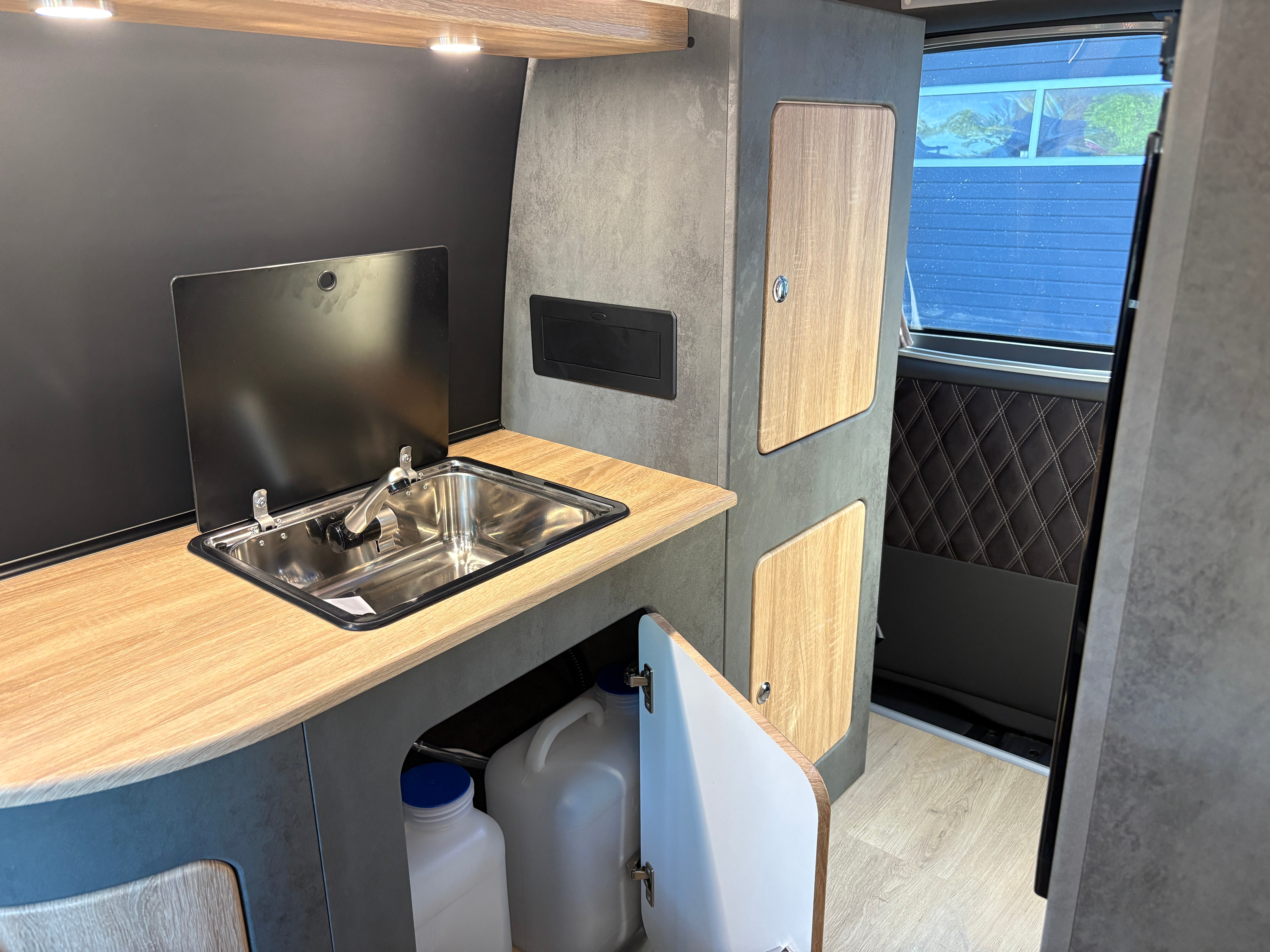 Volkswagen T6.1 Camper mit Schlafdach & WC 2.0 TDI, 150 PS, Grau, Schalter - 6 Gang | VW Bulli Wohmobil Campervan | KM-Stand: 107.000 km, EZ: 10.2022, Foto 32 | Weit & Wald Mönchengladbach