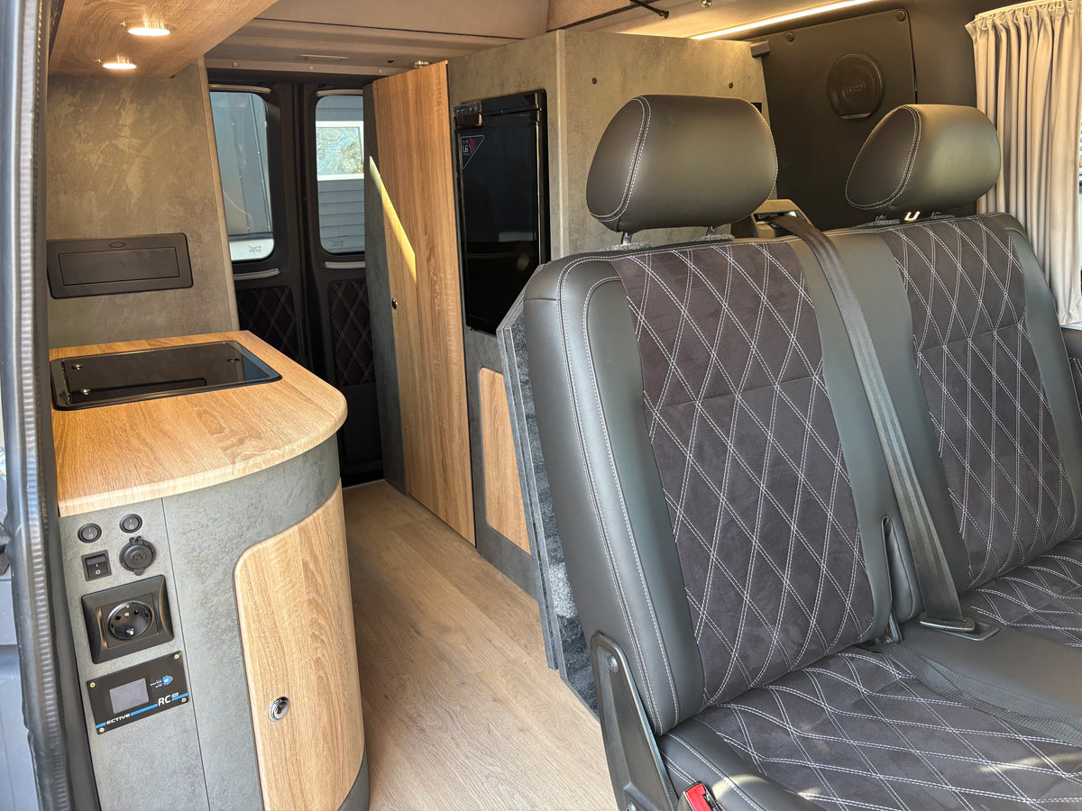 Volkswagen T6.1 Camper mit Aufstelldach & integriertem WC mit Kassettentoilette, 2.0 TDI, 150 PS / 110KW, Schalter - 6 Gang | VW Bulli Wohnmobil Campervan Kastenwagen