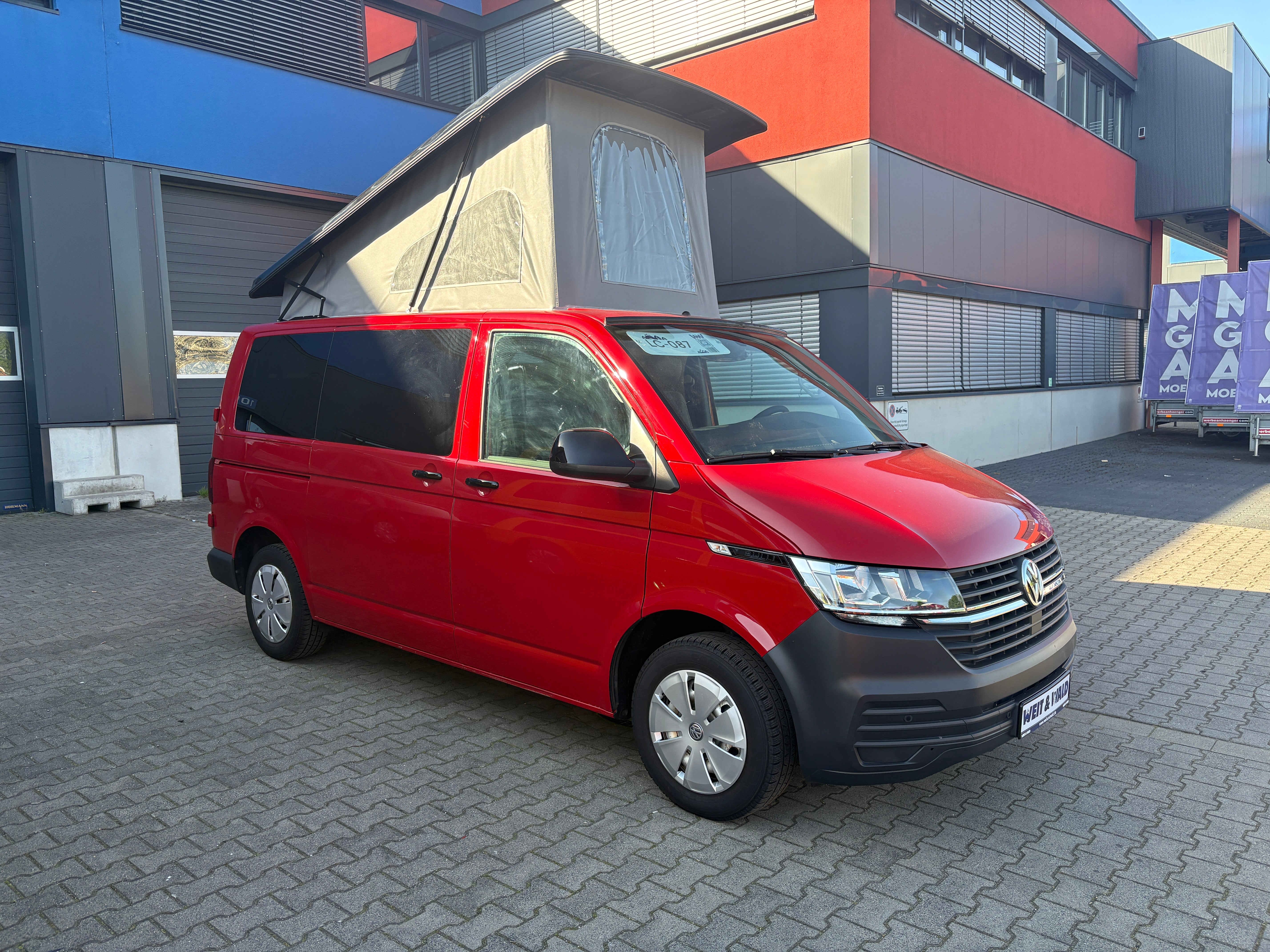 Volkswagen T6.1 Camper mit Schlafdach 2.0 TDI, 110 PS, Rot | VW Bulli Wohmobil Campervan | KM-Stand: 94.000 km, EZ: 09.2020, Foto 4 | Weit & Wald Mönchengladbach