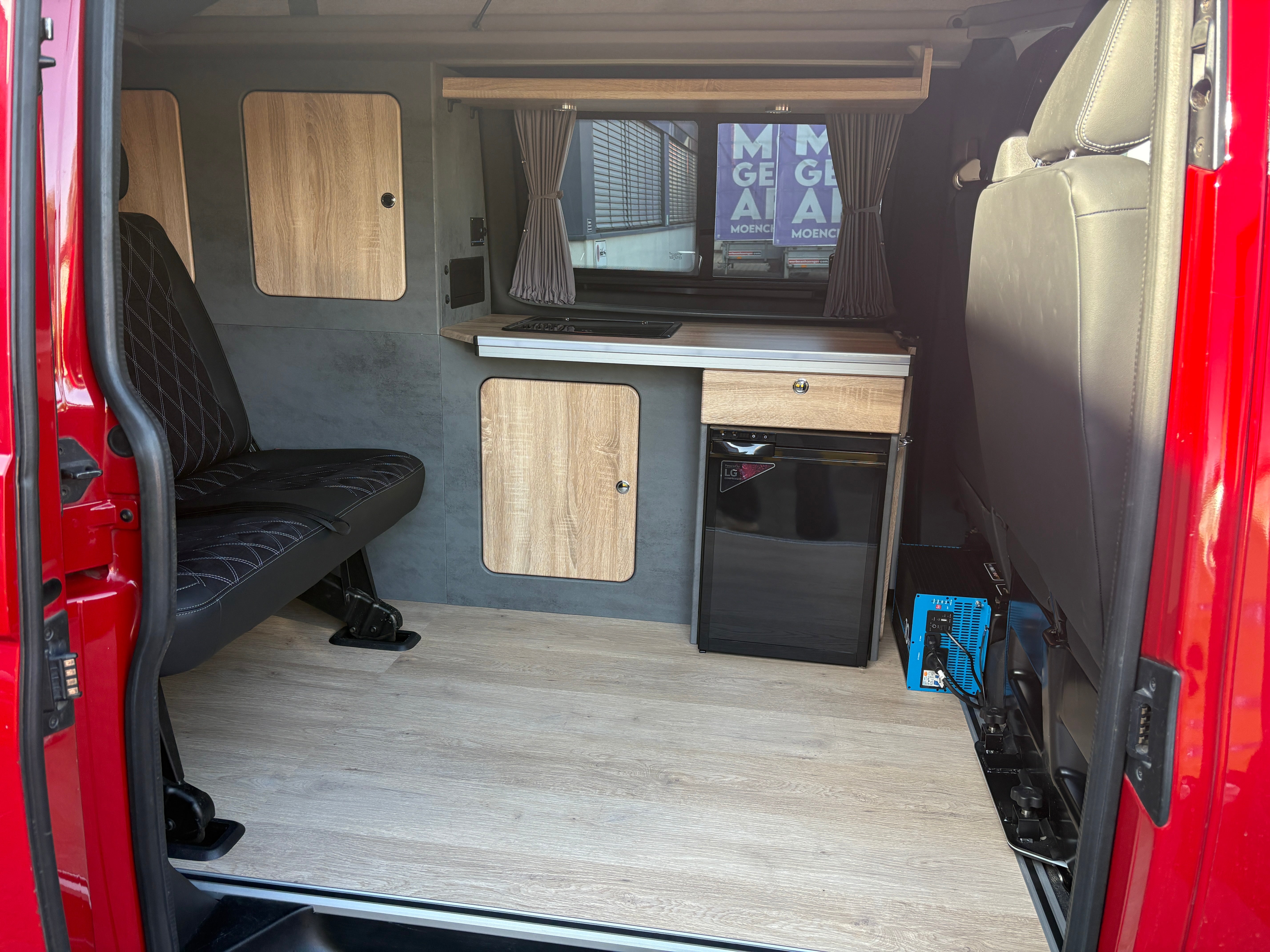 Volkswagen T6.1 Camper mit Schlafdach 2.0 TDI, 110 PS, Rot | VW Bulli Wohmobil Campervan | KM-Stand: 94.000 km, EZ: 09.2020, Foto 18 | Weit & Wald Mönchengladbach
