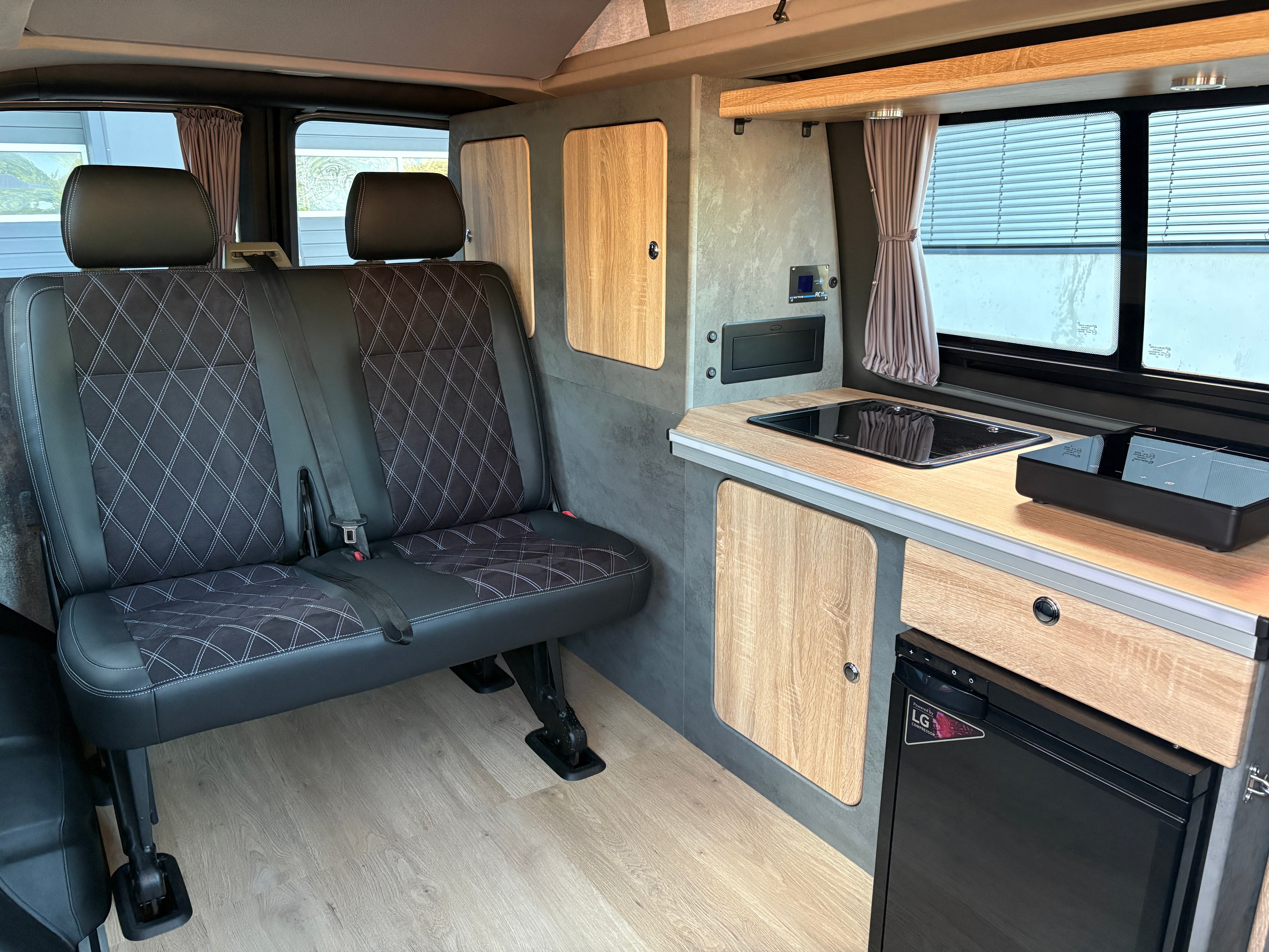 Volkswagen T6.1 Camper mit Schlafdach 2.0 TDI, 110 PS, Rot | VW Bulli Wohmobil Campervan | KM-Stand: 94.000 km, EZ: 09.2020, Foto 20 | Weit & Wald Mönchengladbach
